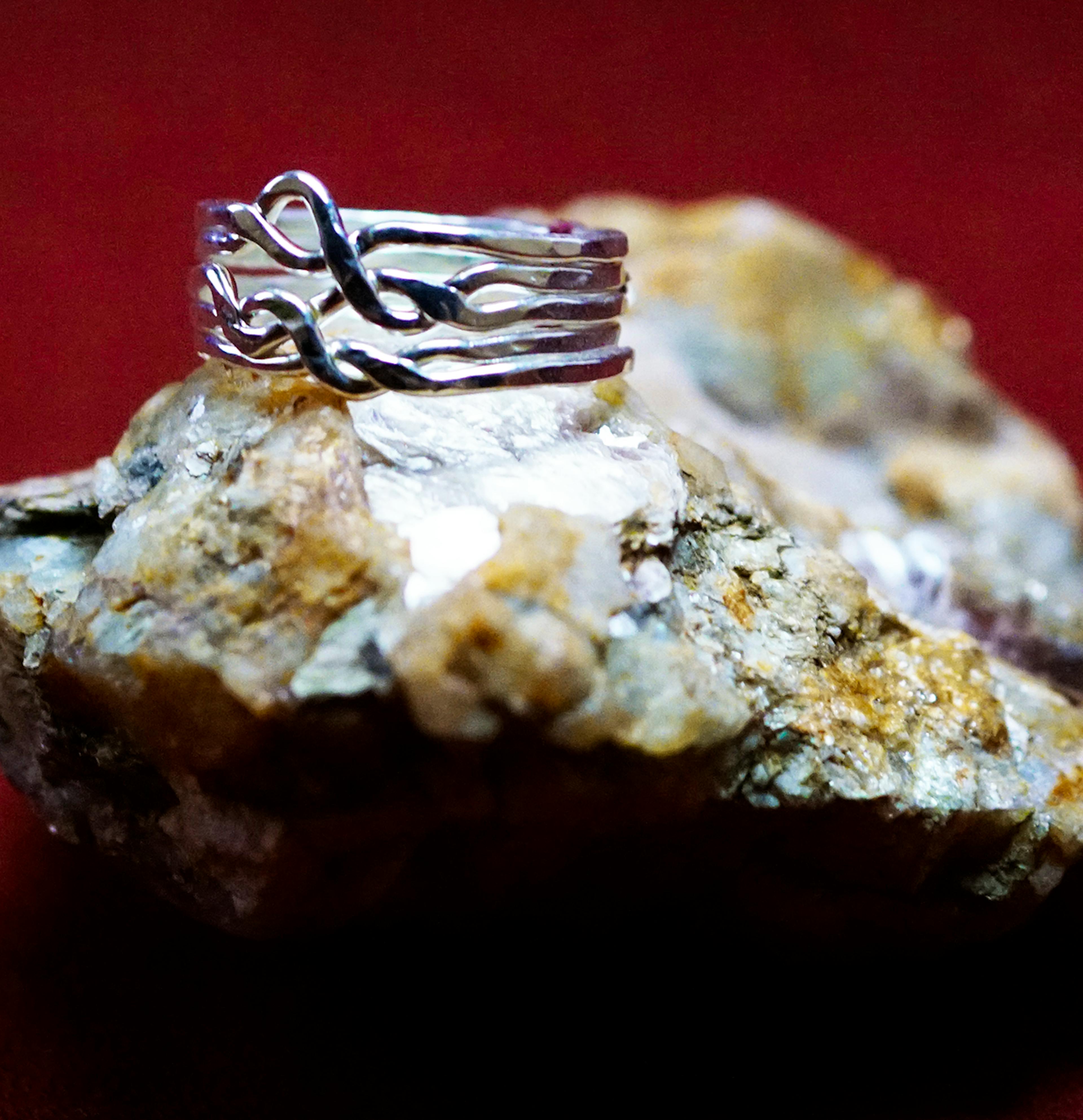 Bague casse tête posé sur une pierre de mica