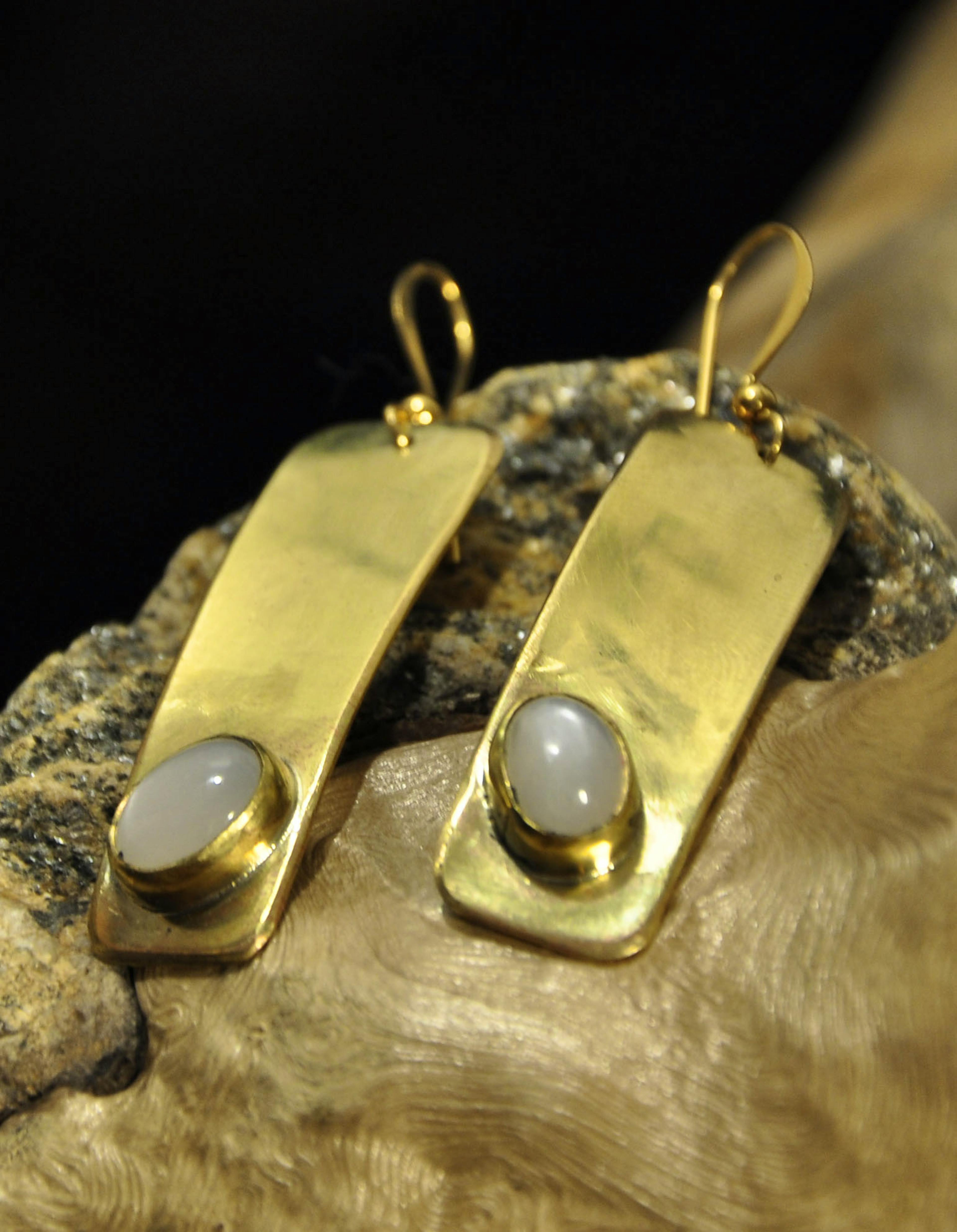 boucles d'oreilles posée sur une racine
