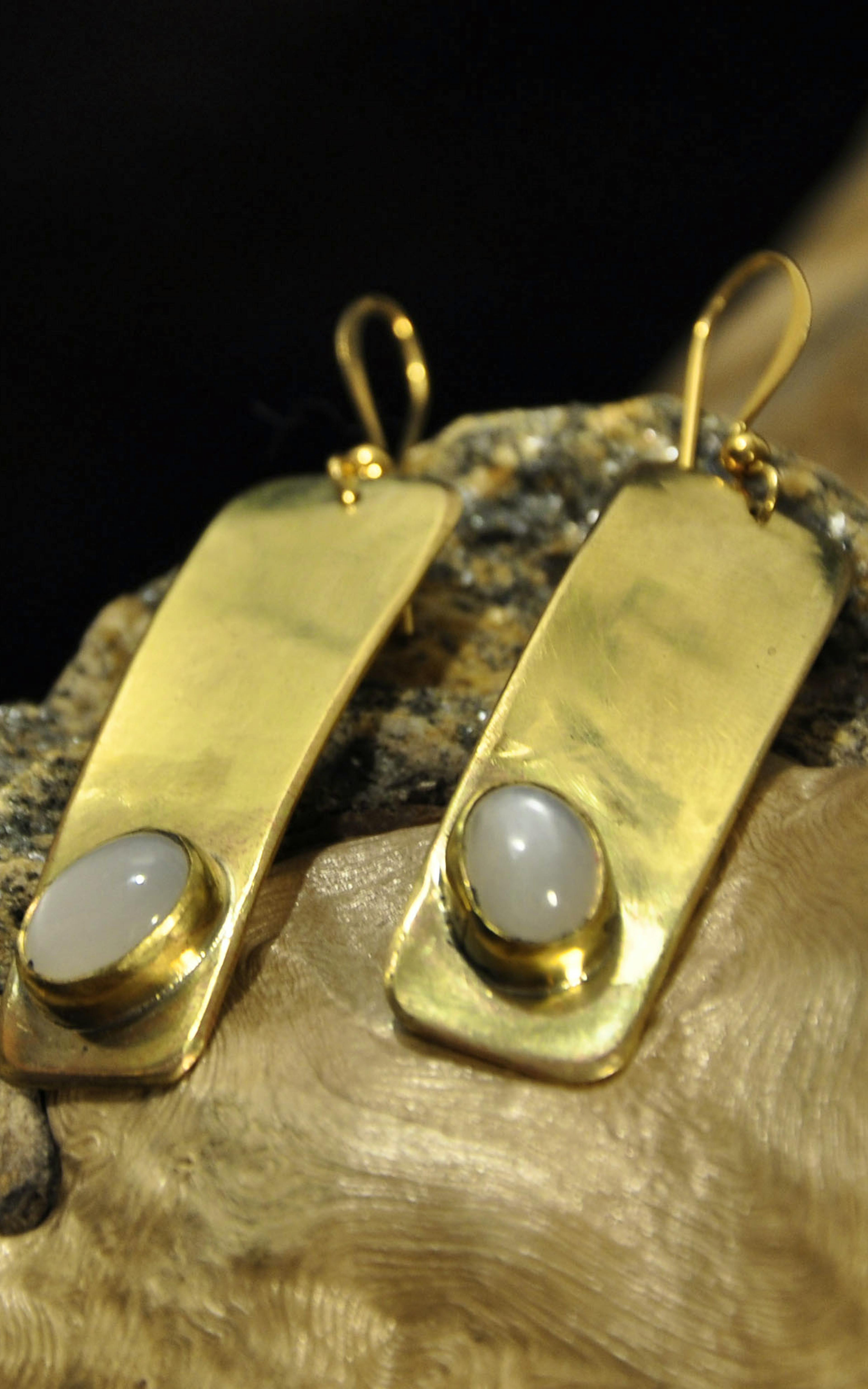 boucles d'oreilles posée sur une racine