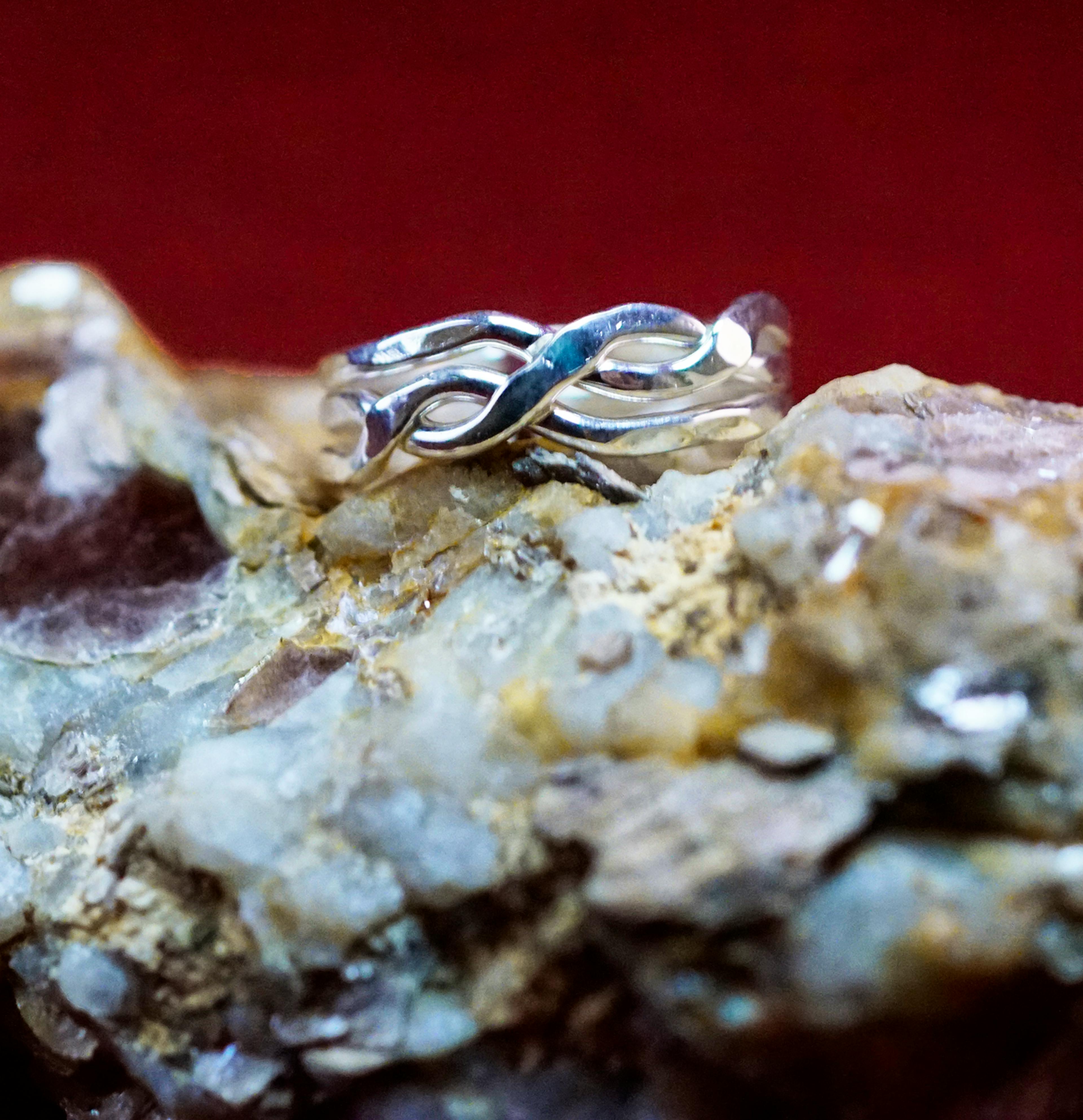 Bague Casse-tête 3 anneaux posé sur une pierre de mica