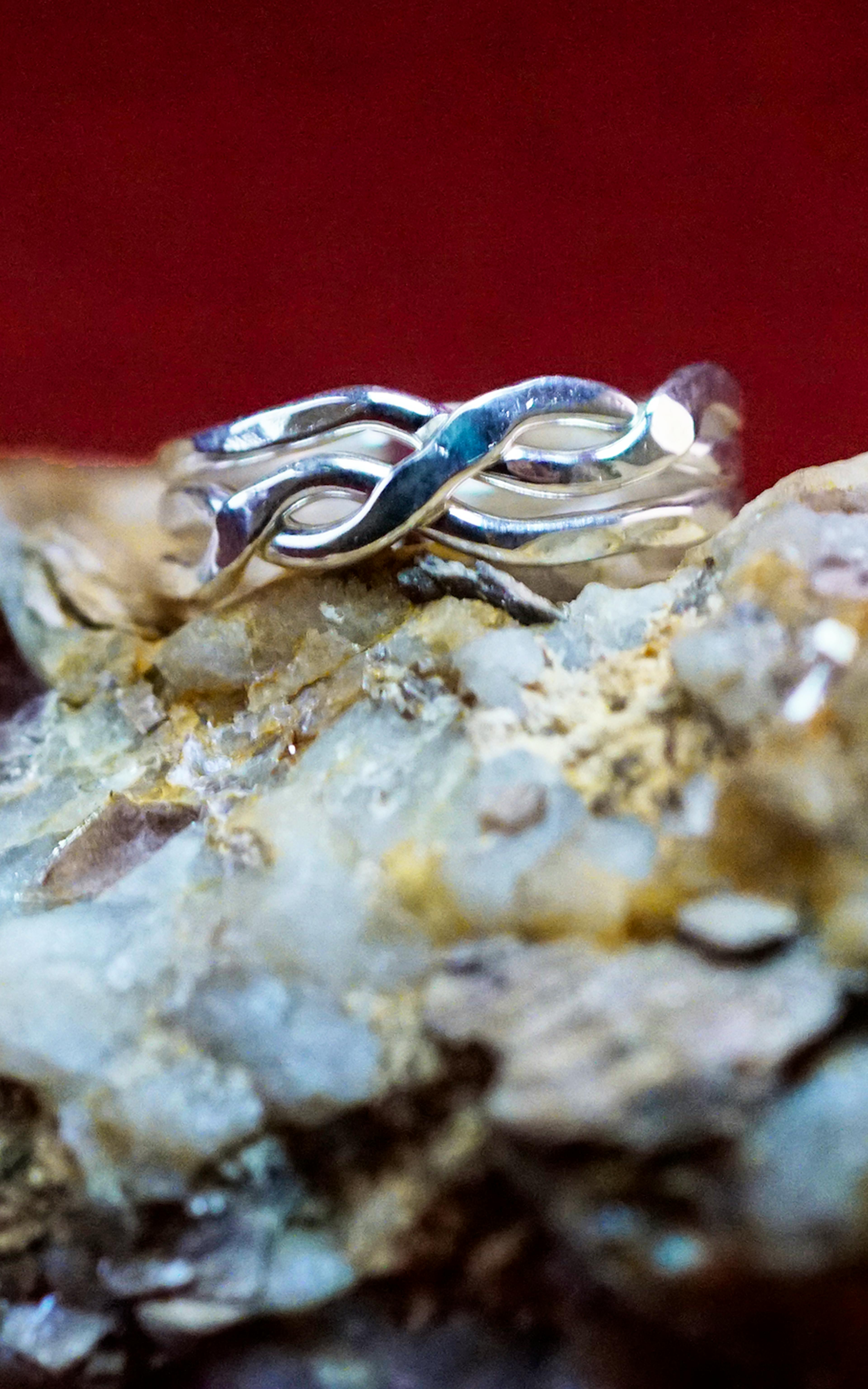 Bague Casse-tête 3 anneaux posé sur une pierre de mica