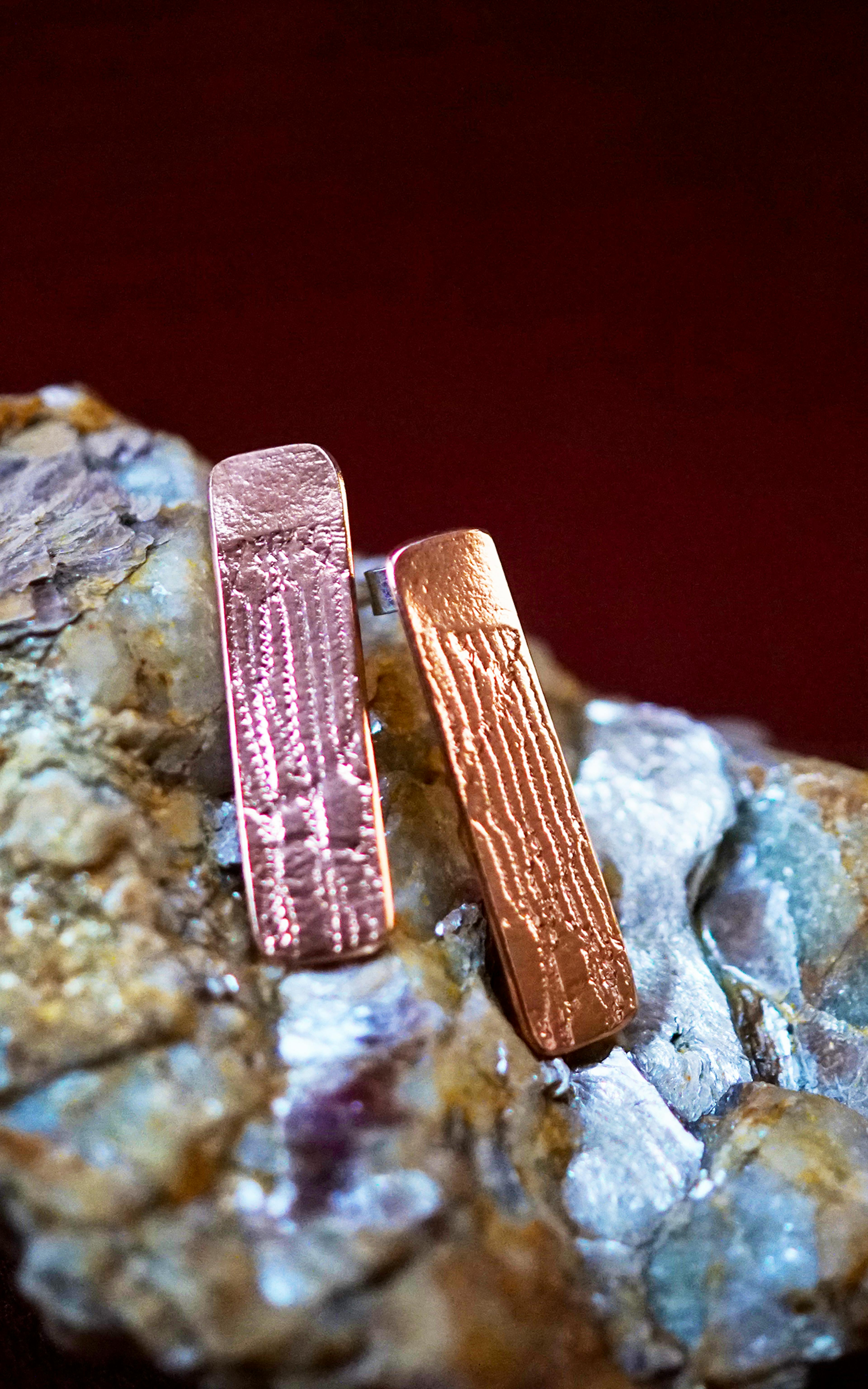 boucles d'oreilles exposées sur une pierre de mica