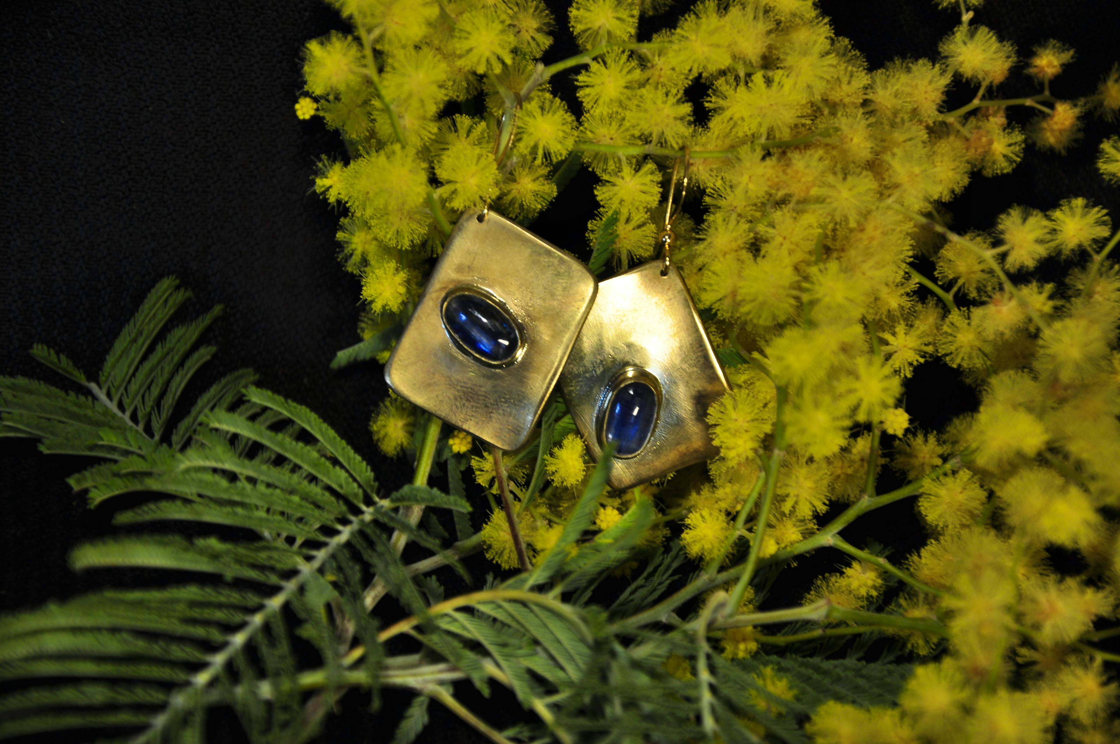 boucles d'oreilles posées sur du mimosa