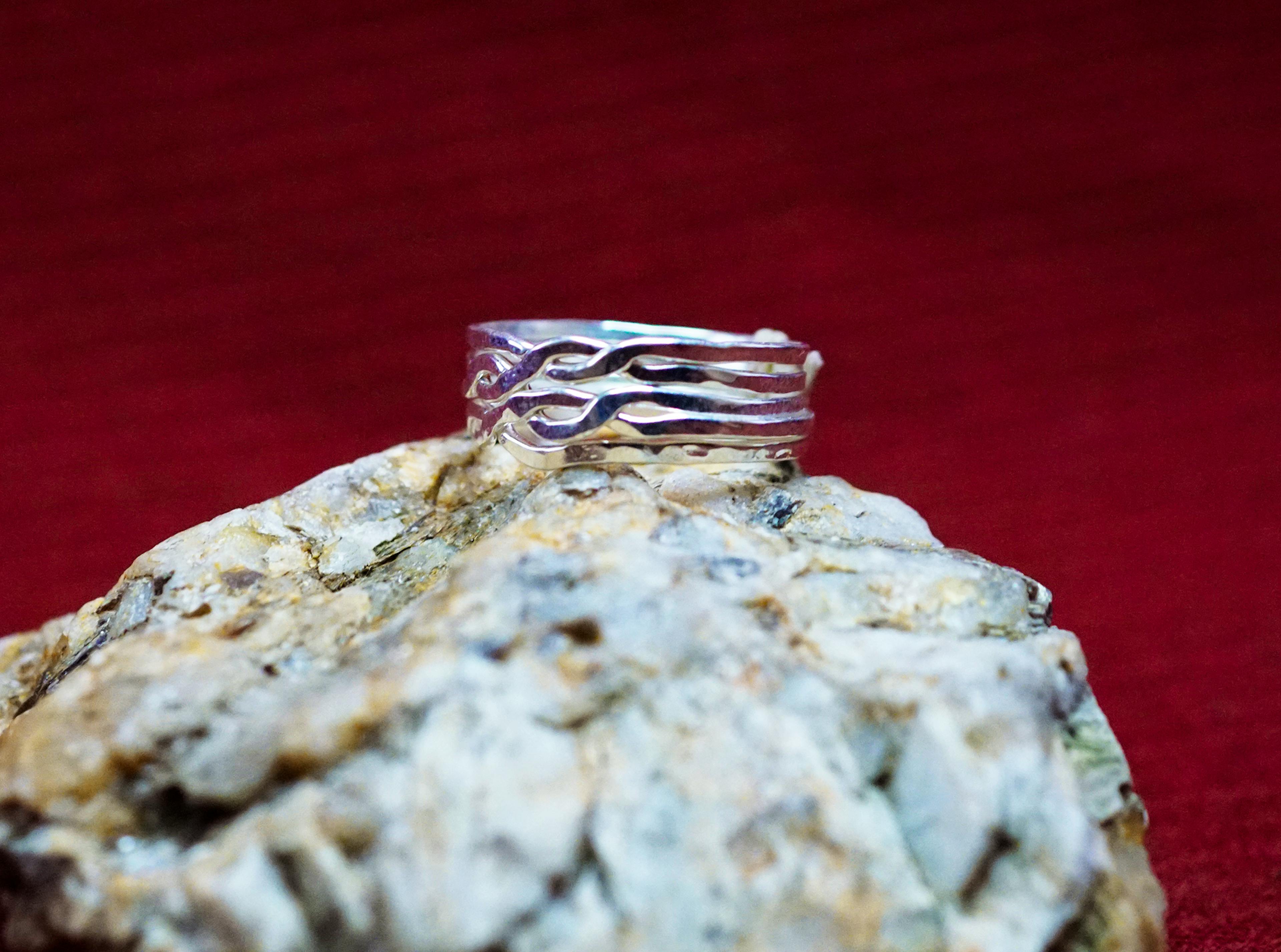 Bague casse tête posé sur une pierre de mica