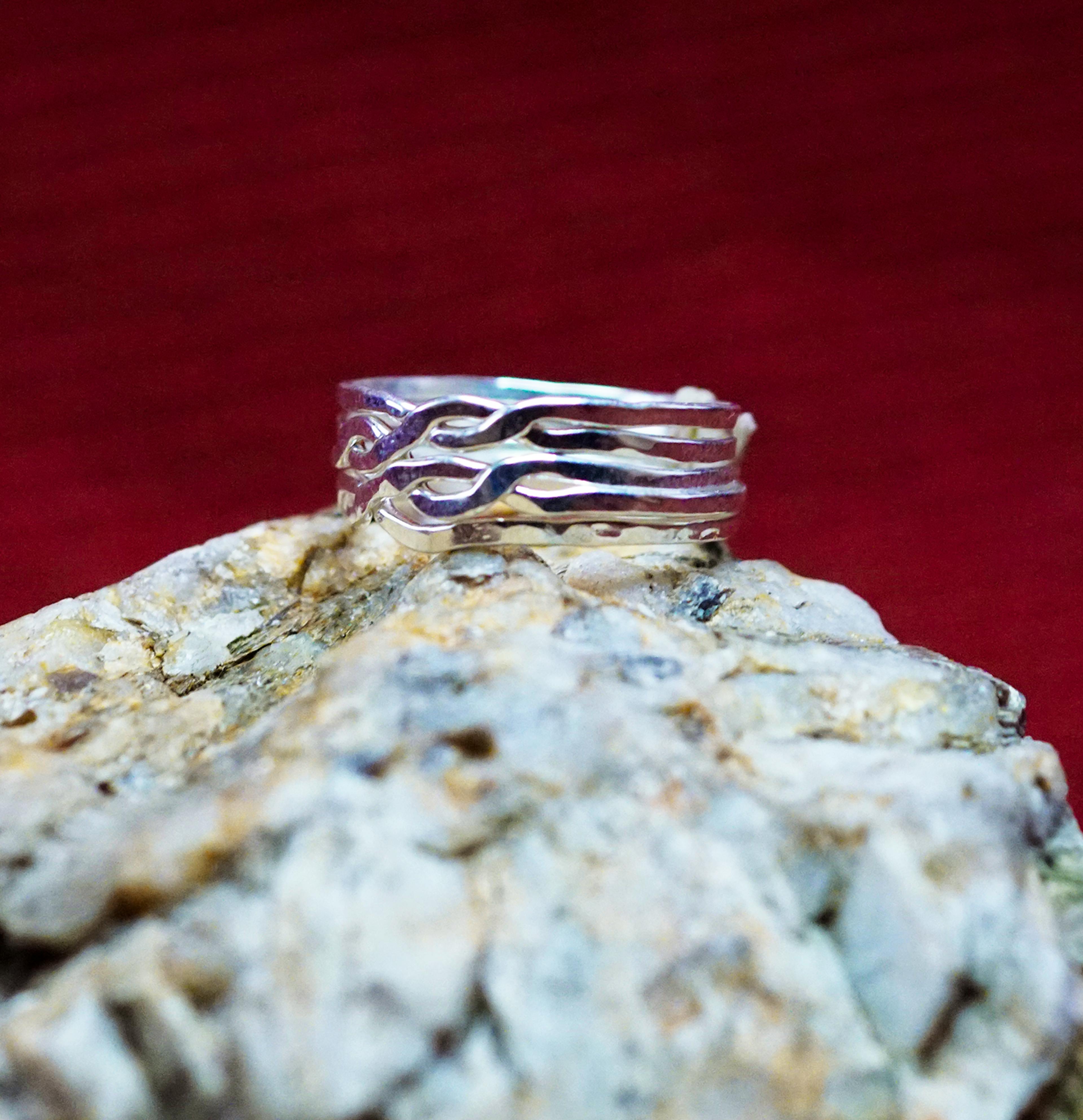 Bague casse tête posé sur une pierre de mica