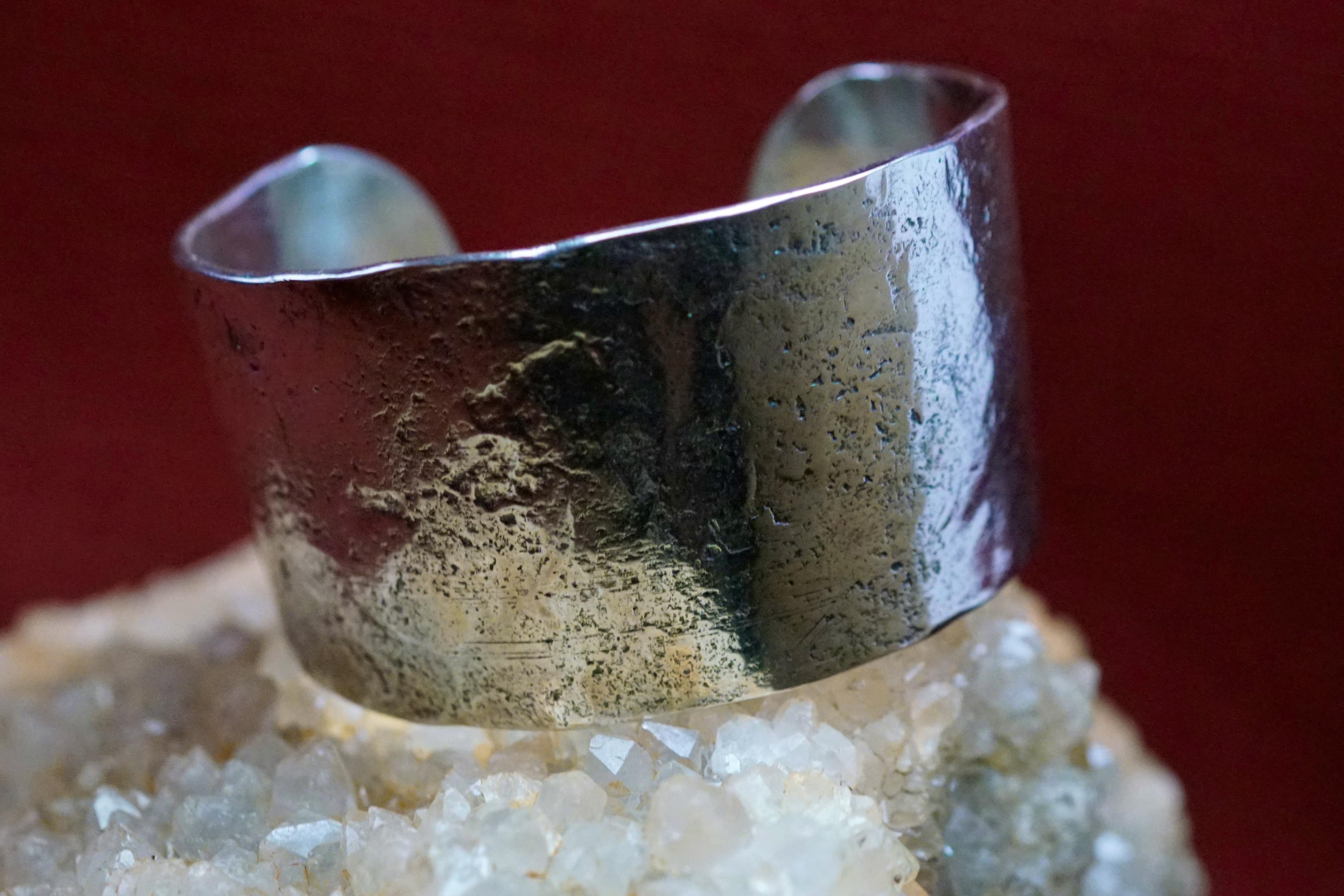 bracelet cuivre et argent posé sur une pierre de mica
