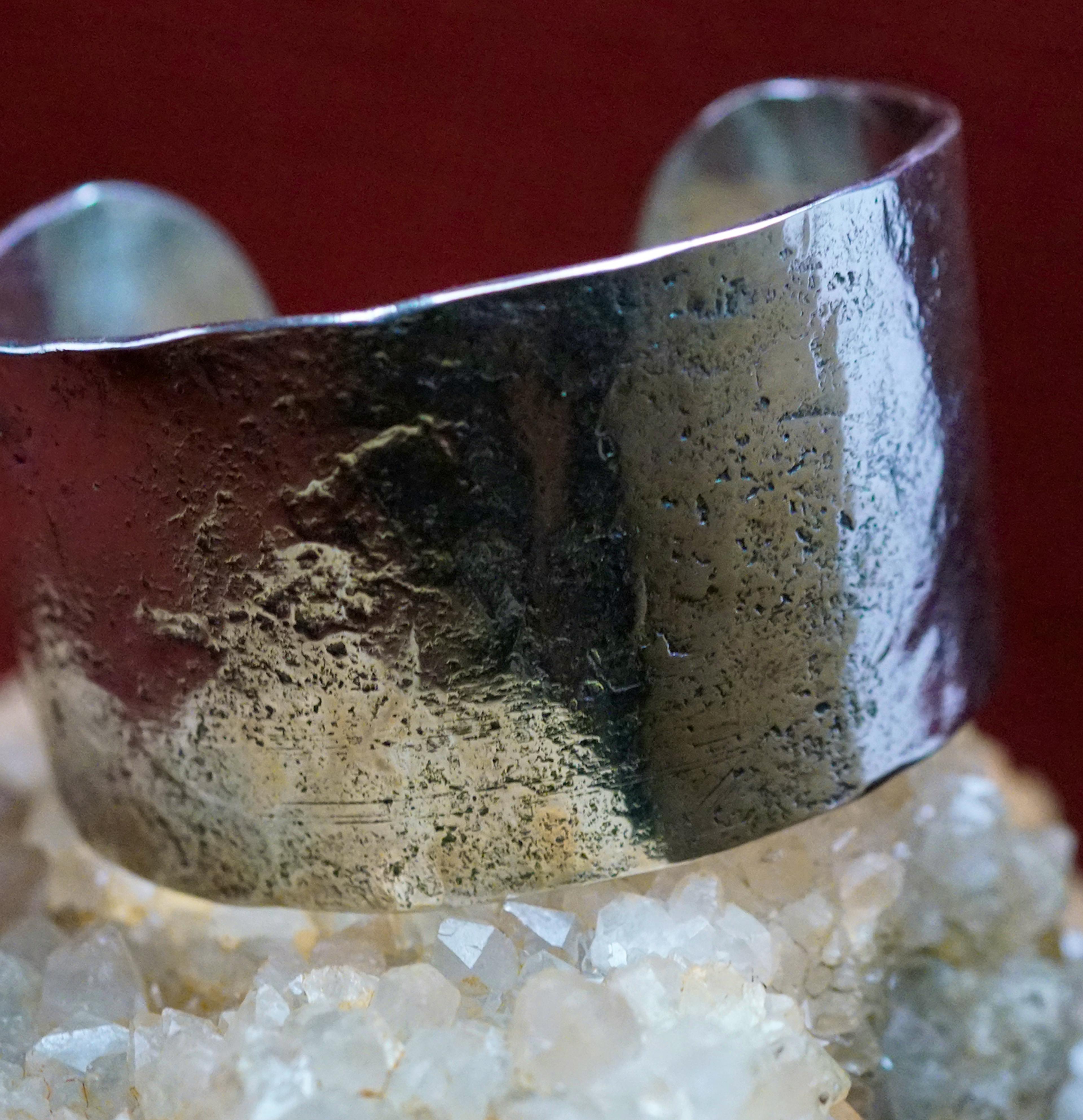 bracelet cuivre et argent posé sur une pierre de mica
