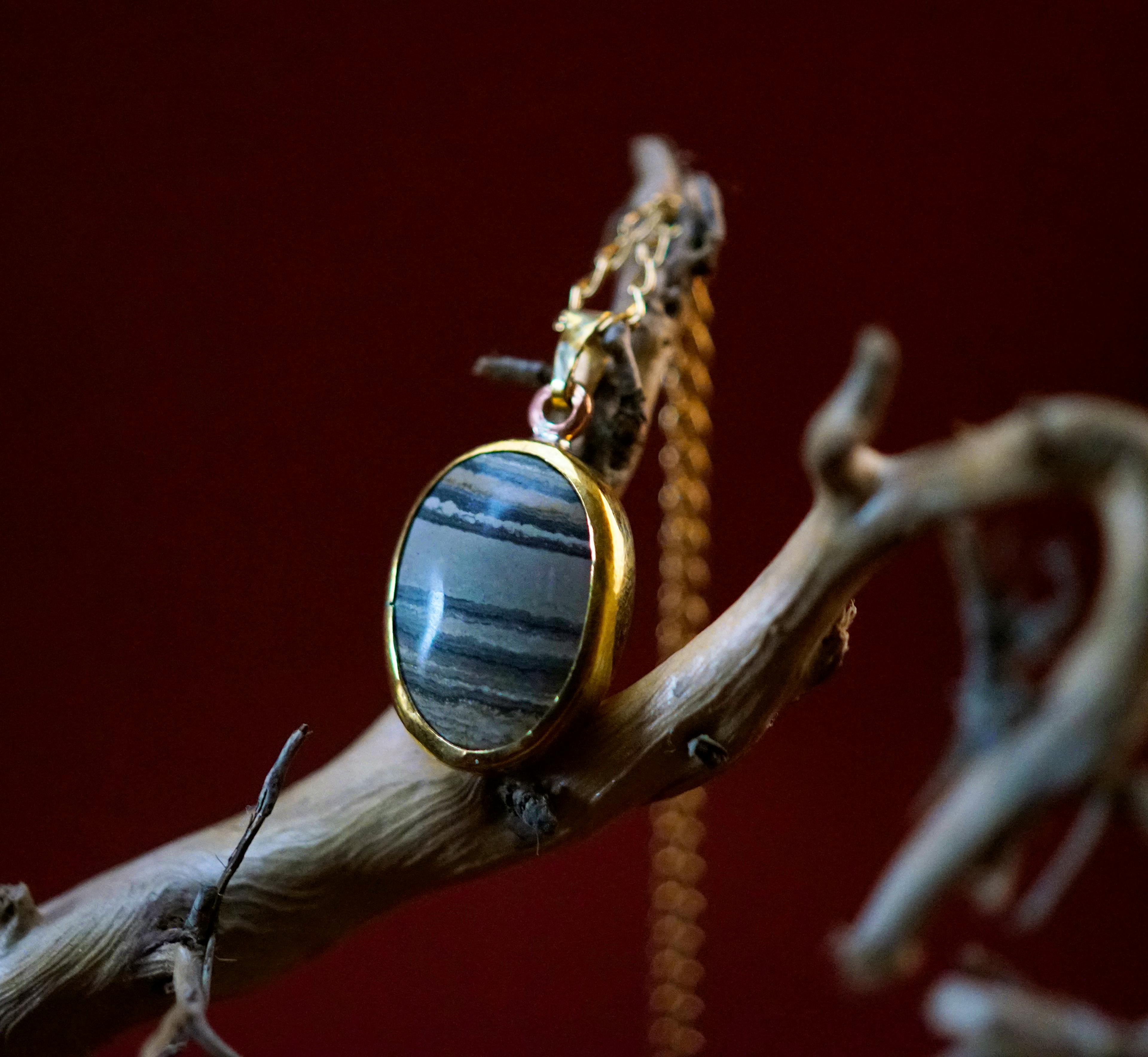 Pendentif exposé sur une racine