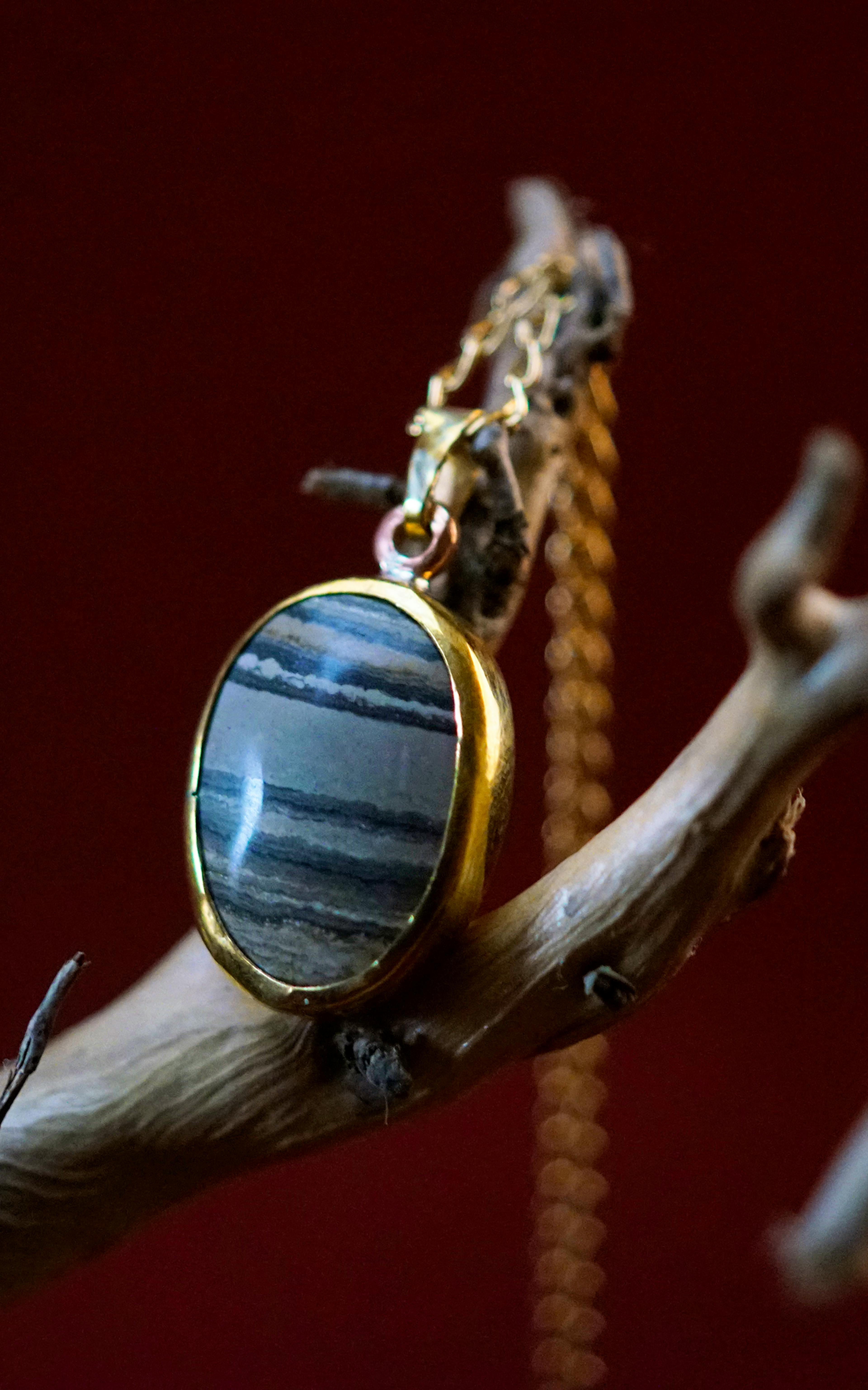 Pendentif exposé sur une racine