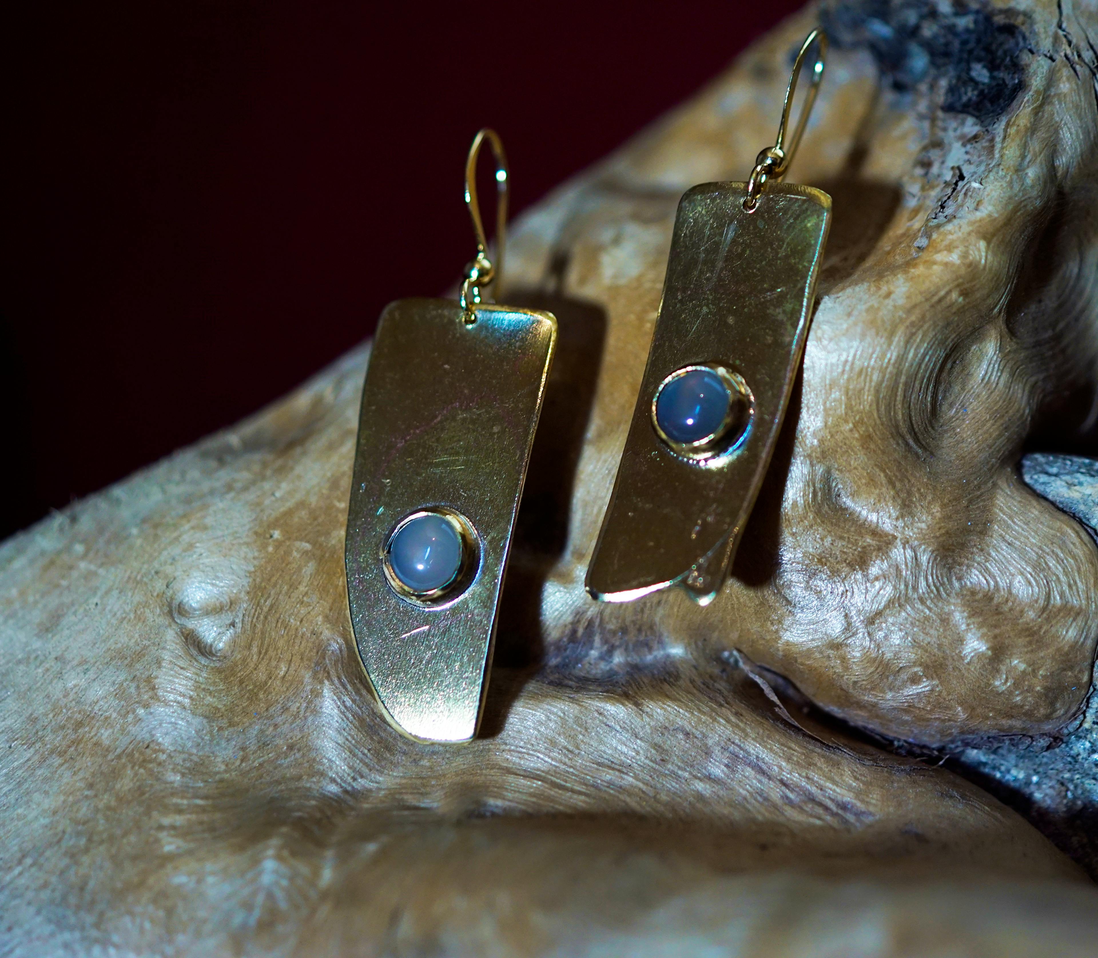 boucles d'oreilles exposées sur une racine