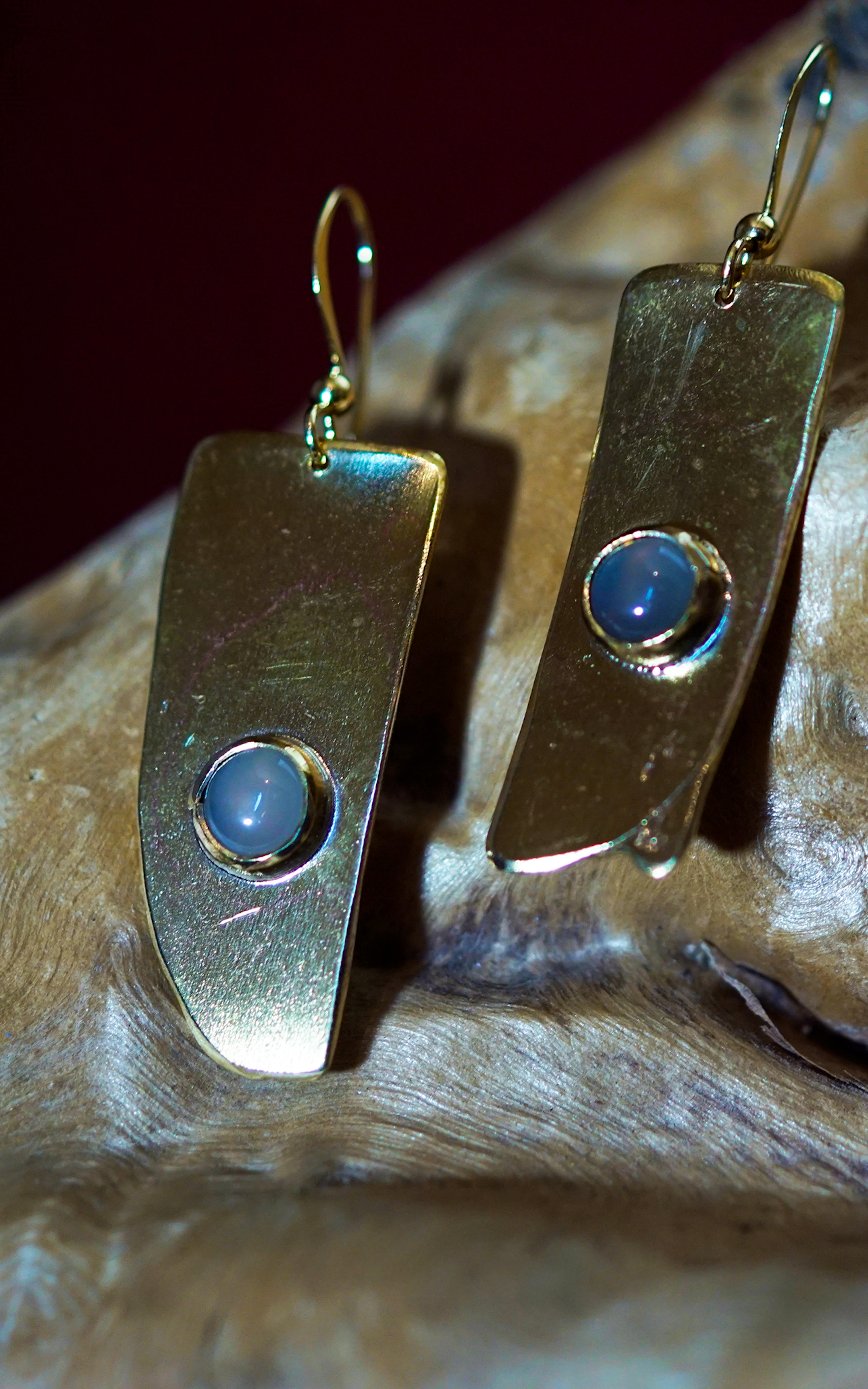 boucles d'oreilles exposées sur une racine