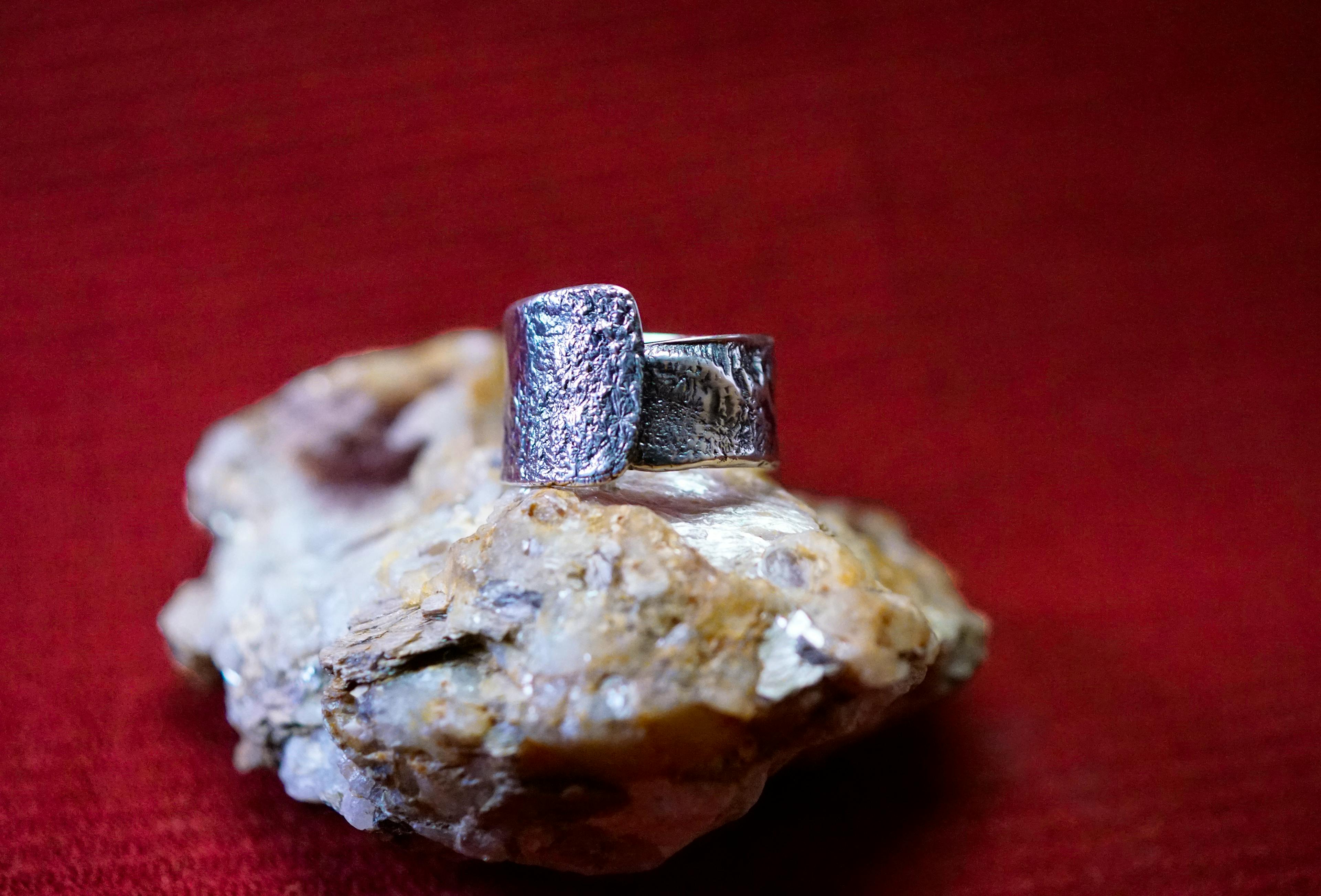 Bague cuivre plaqué argent posé sur une pierre de mica