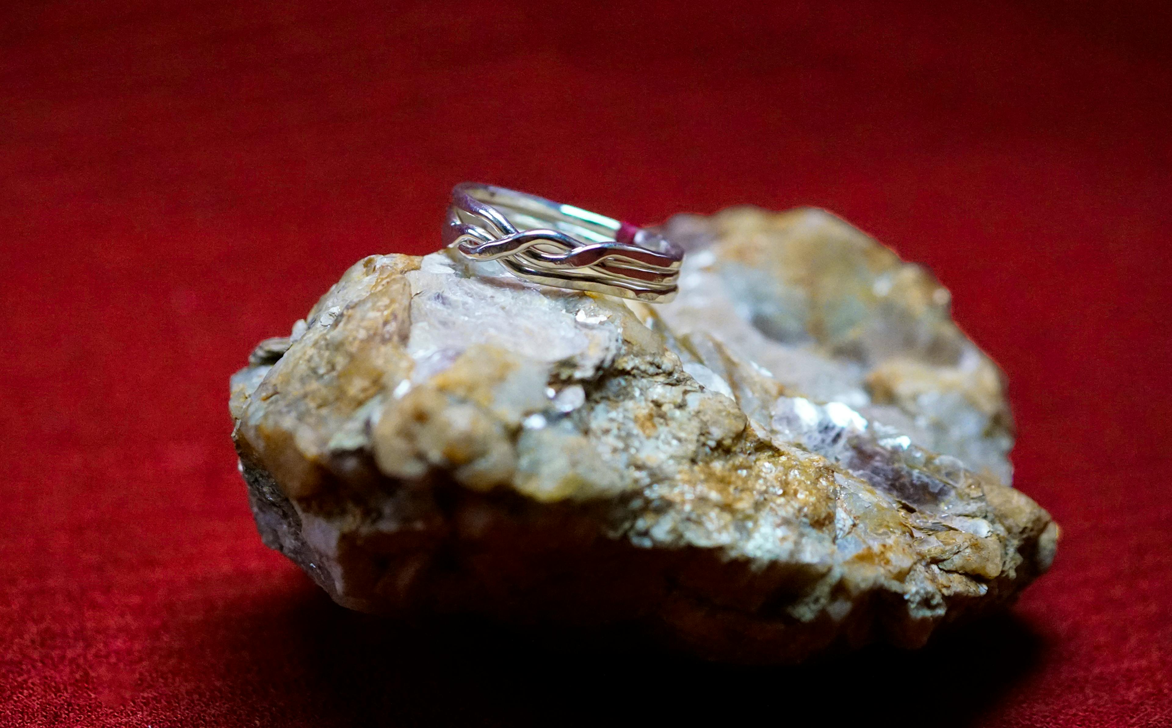 Bague Casse-tête 3 anneaux posé sur une pierre de mica
