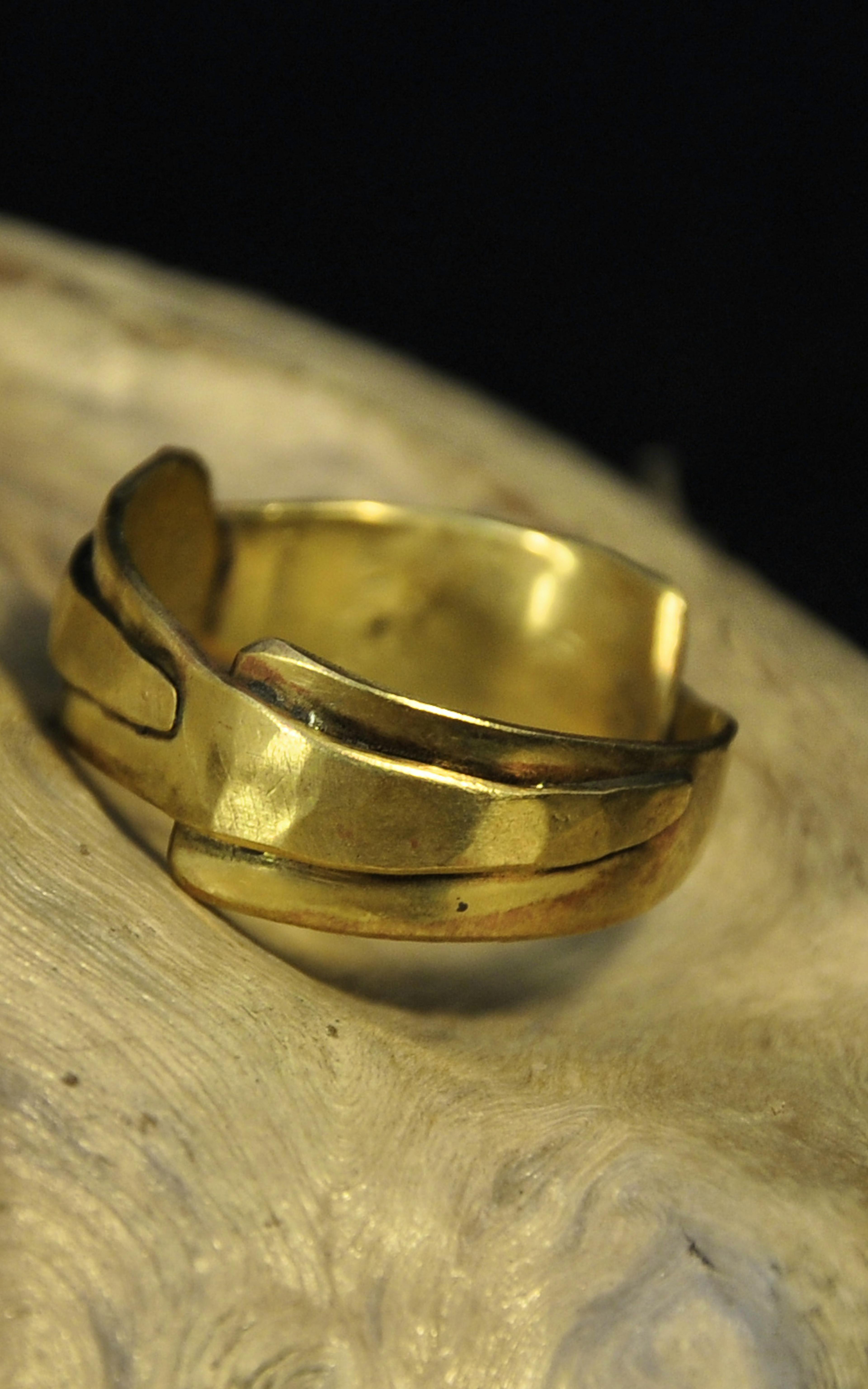 bague laiton posé sur une racine