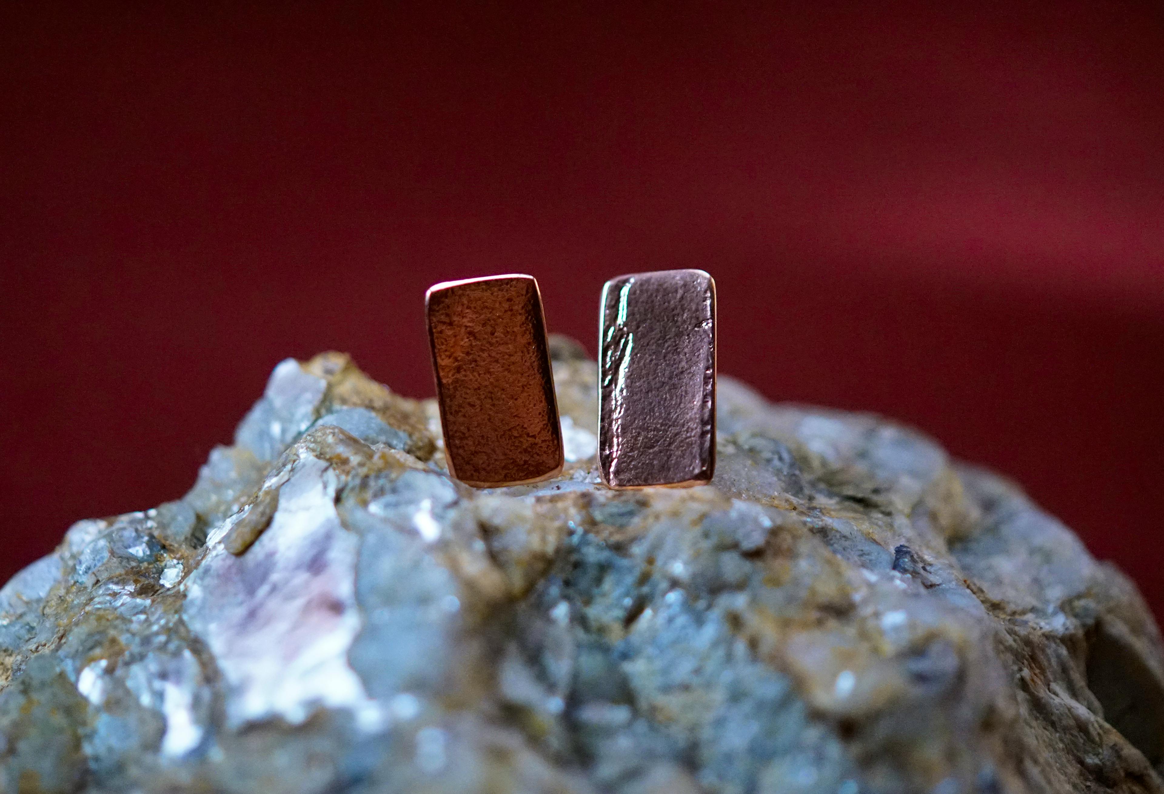 boucles d'oreilles exposées sur une pierre de mica