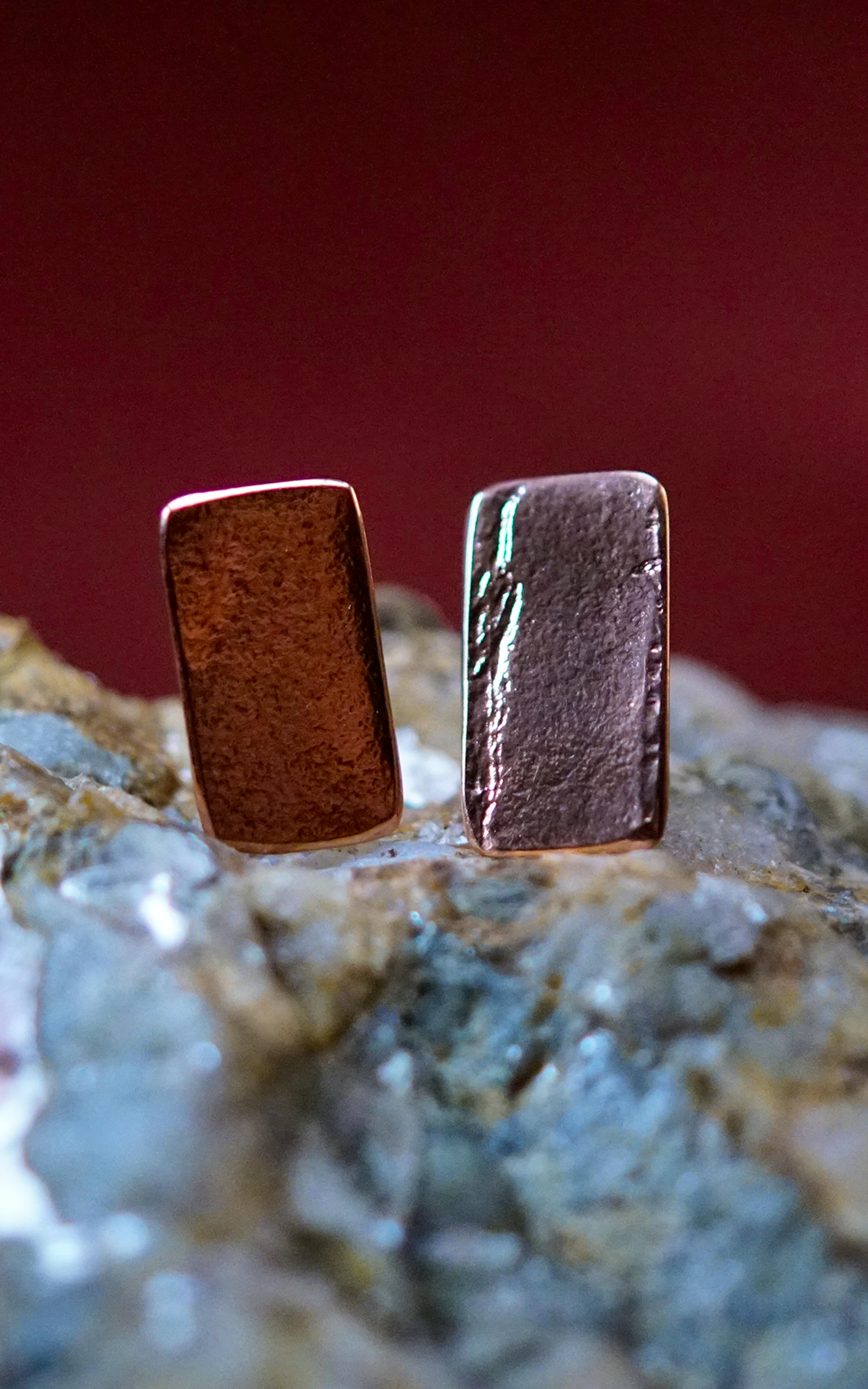 boucles d'oreilles exposées sur une pierre de mica