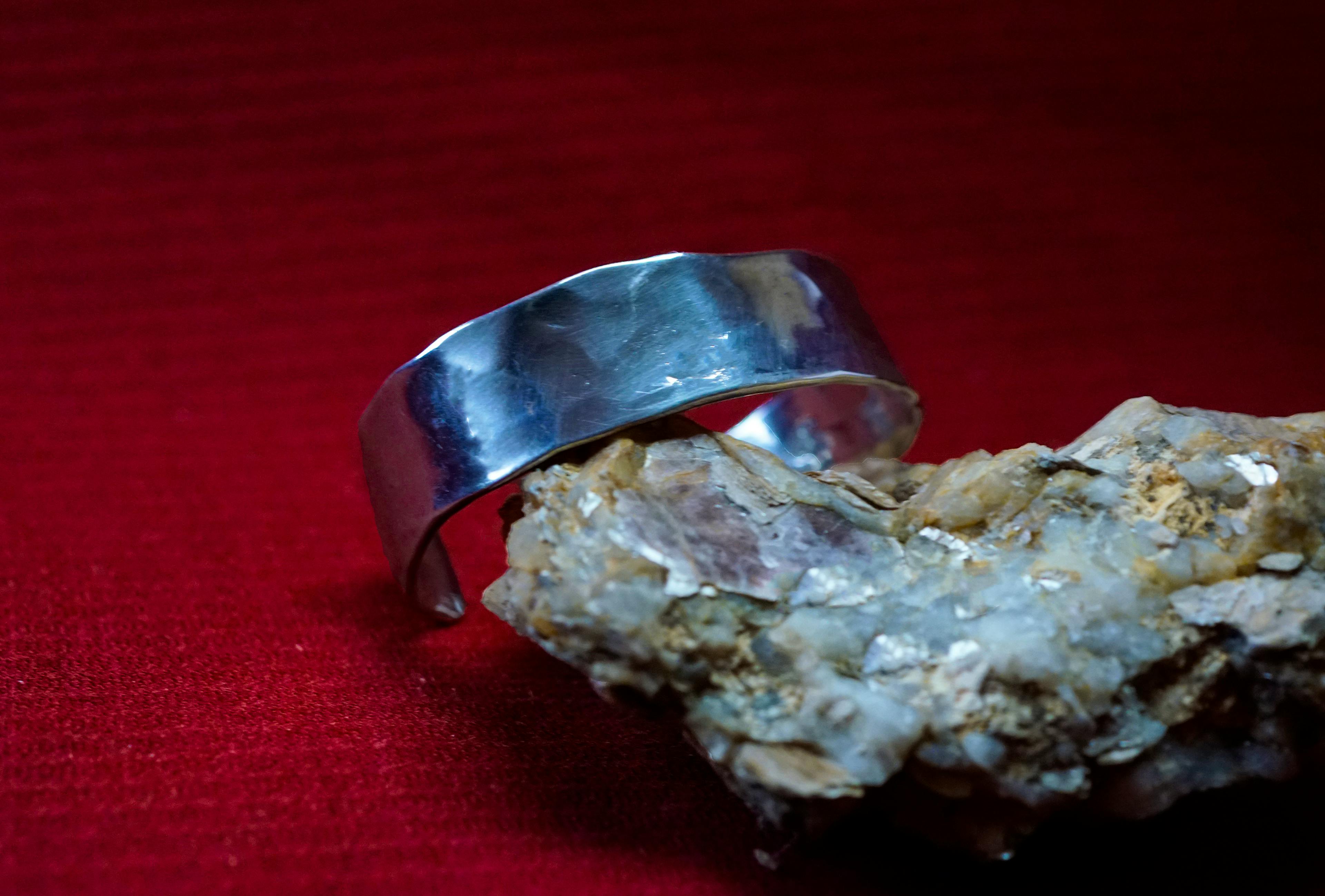 bracelet cuivre et argent posé sur une pierre de mica