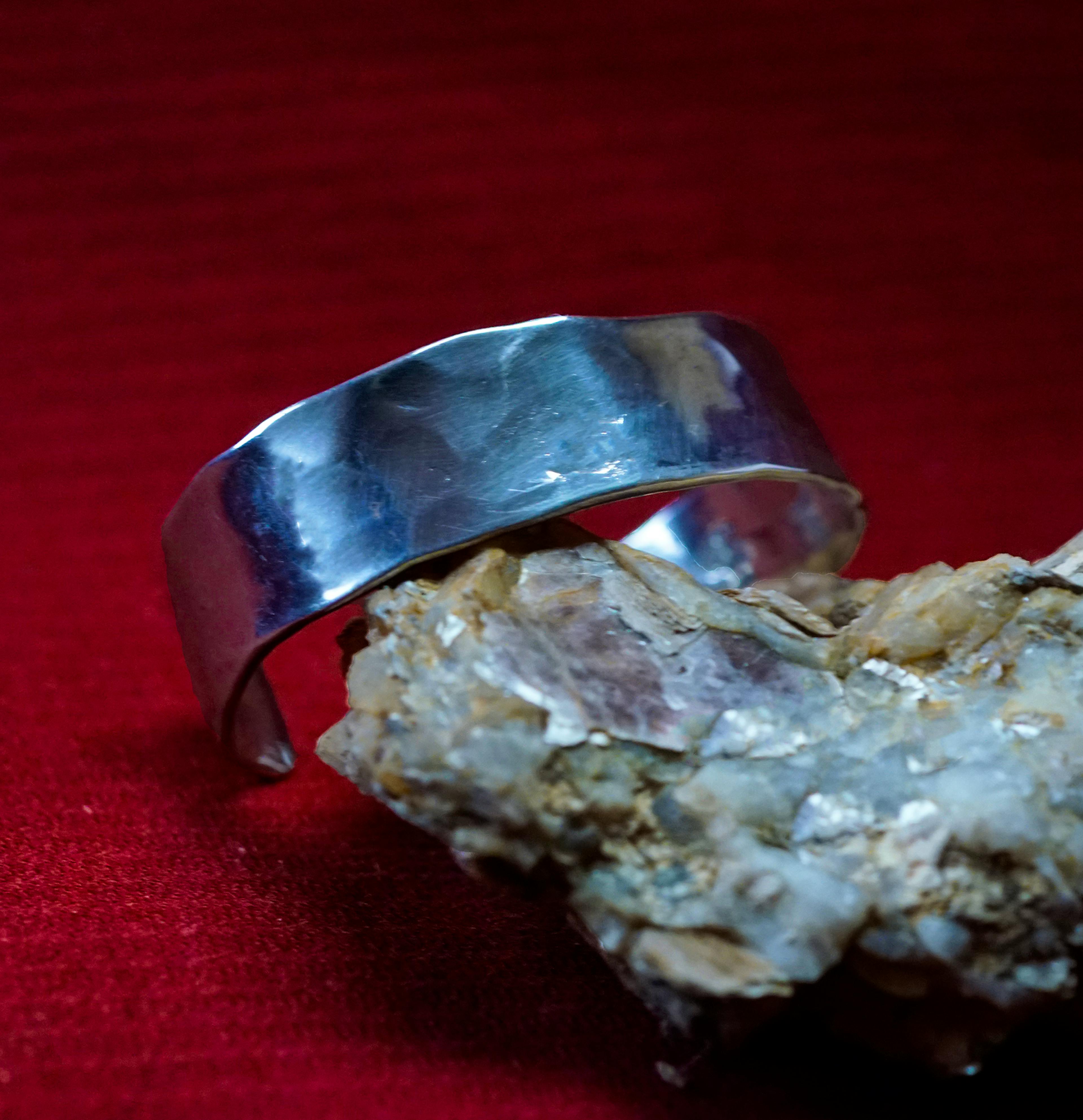 bracelet cuivre et argent posé sur une pierre de mica