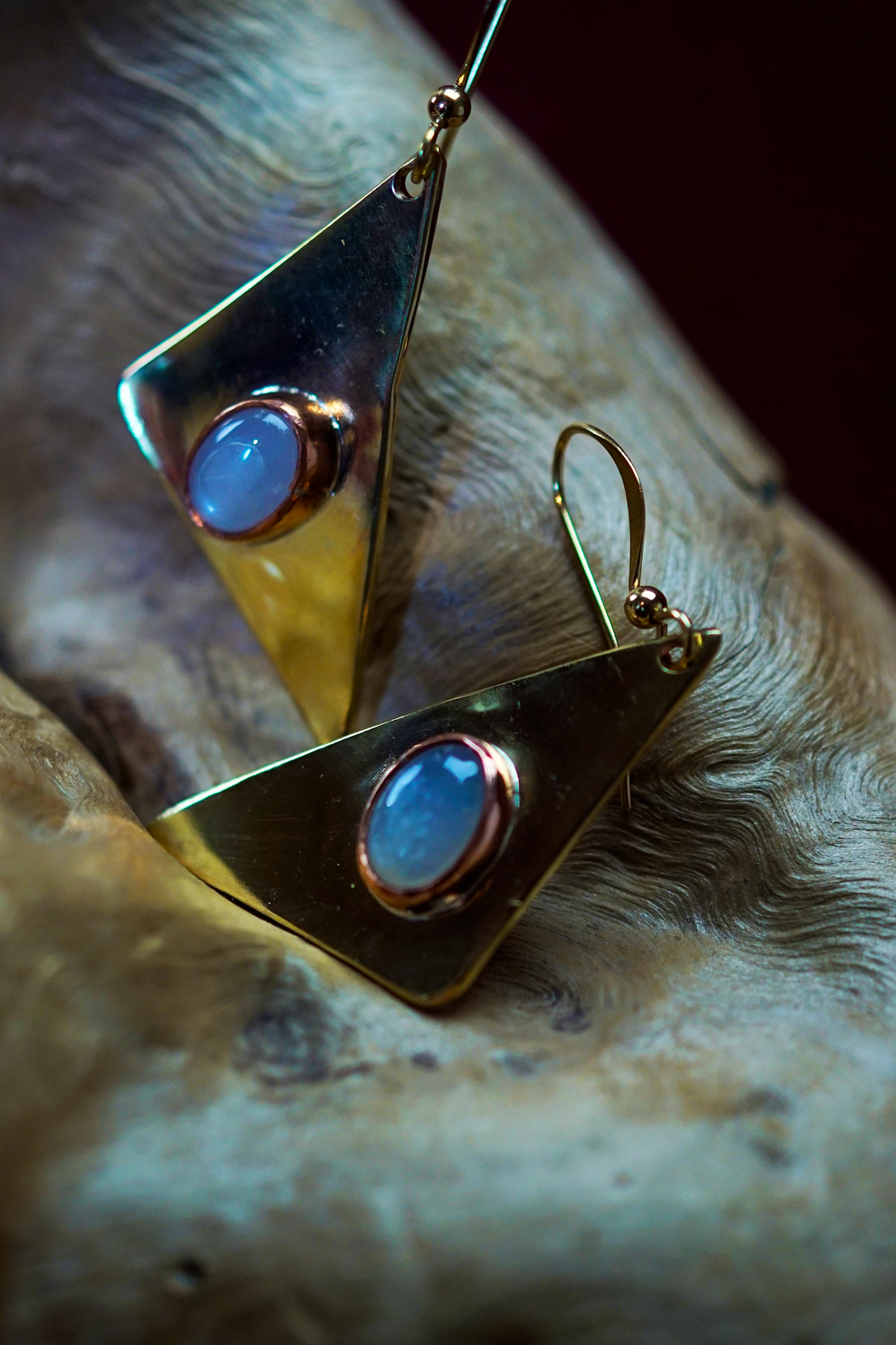 boucles d'oreilles exposées sur une racine