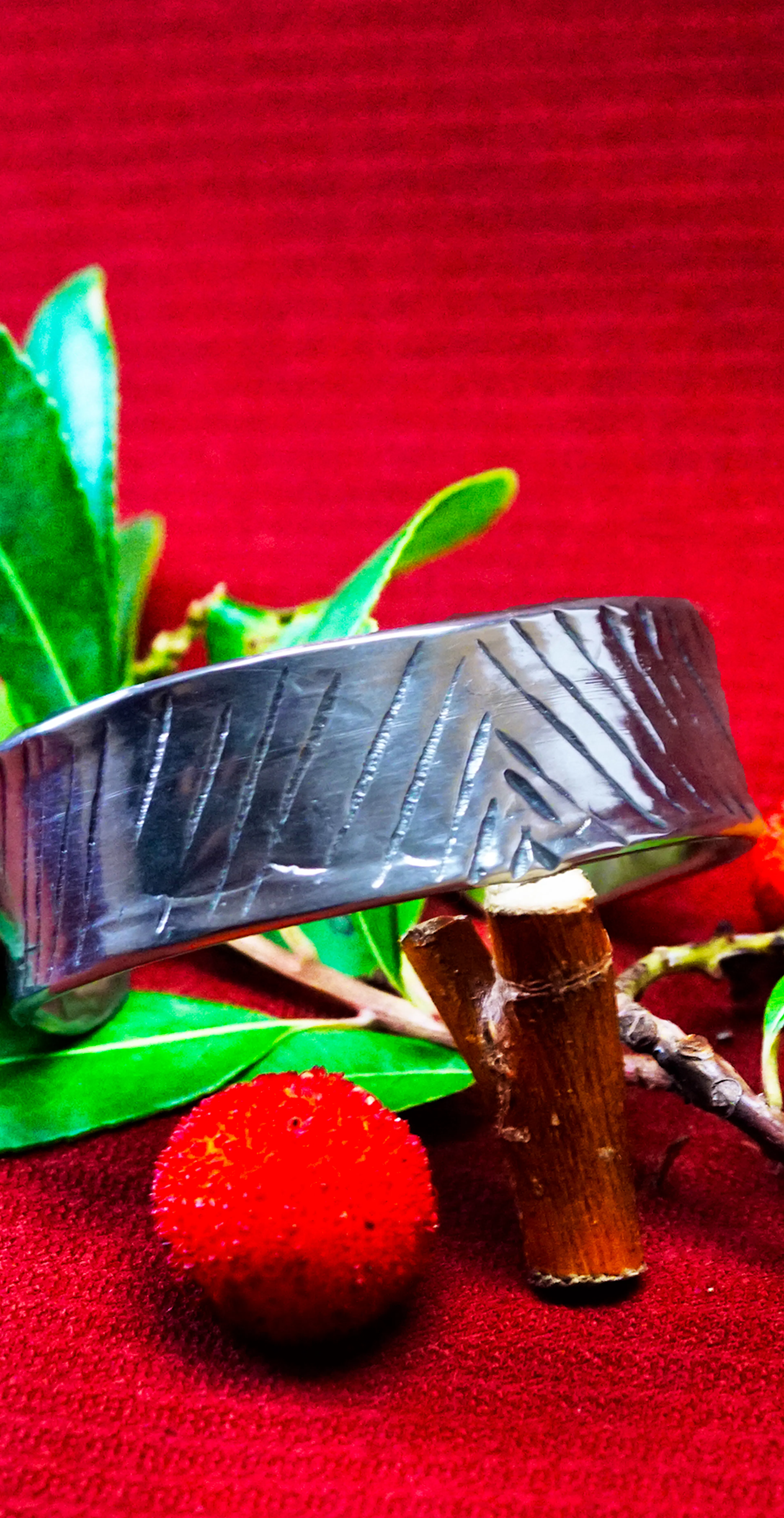 Bracelet cuivre et argent posé sur une branche d'arbousié