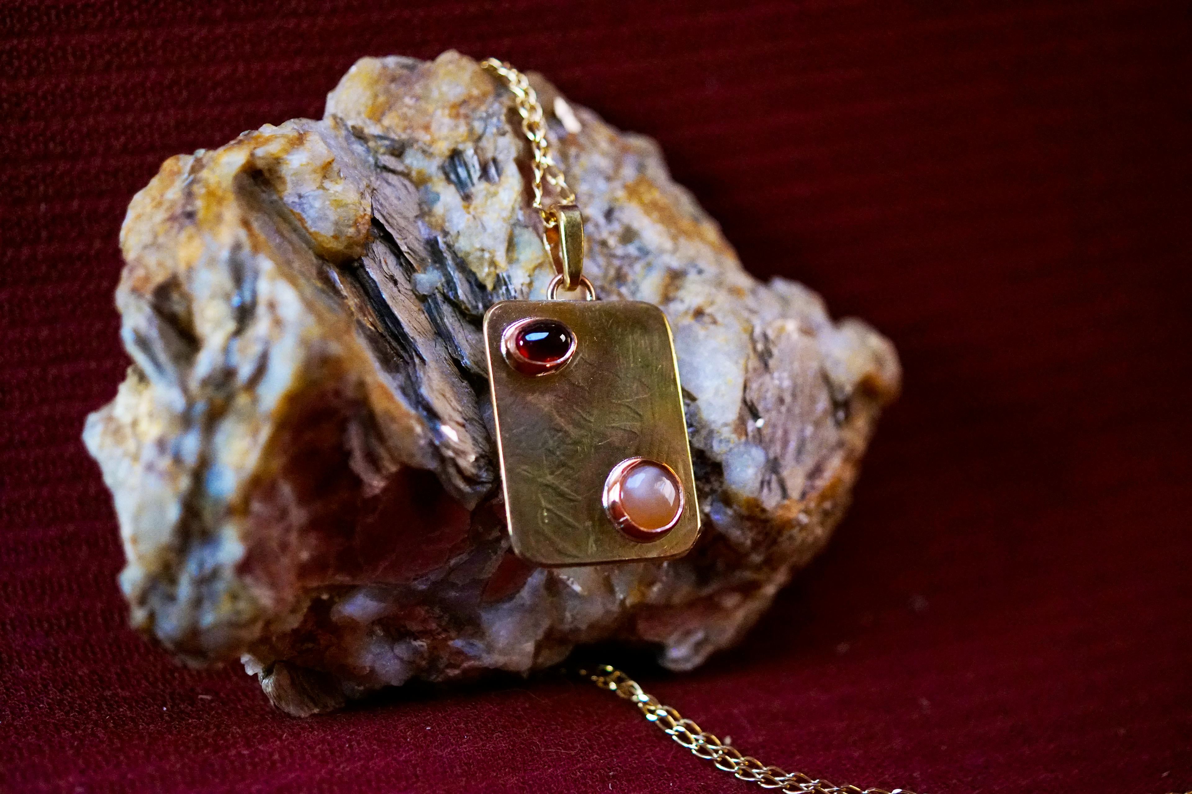 Pendentif exposé sur une pierre de mica
