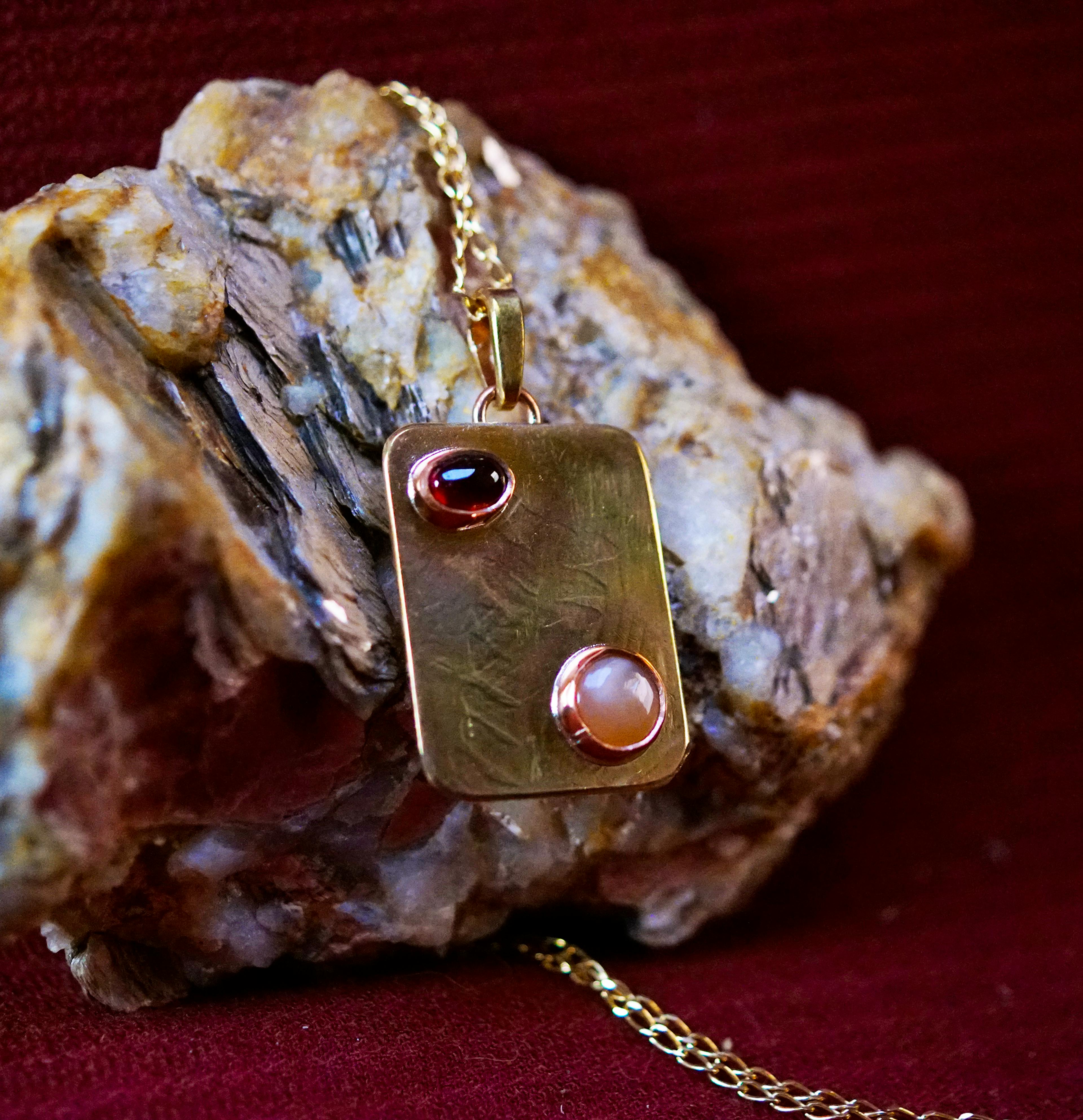 Pendentif exposé sur une pierre de mica