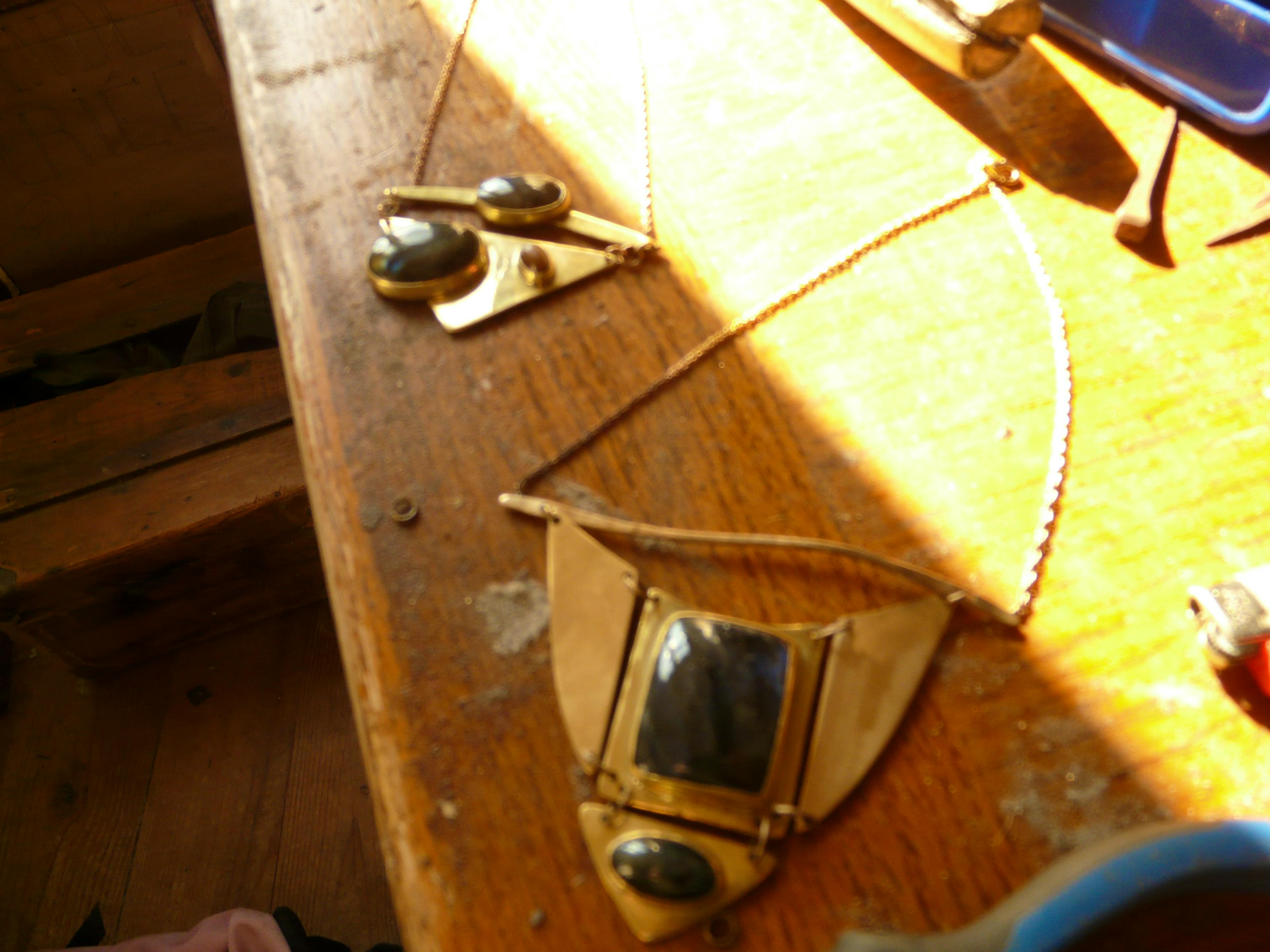 bijoux en cours de fabrication dans l'atelier