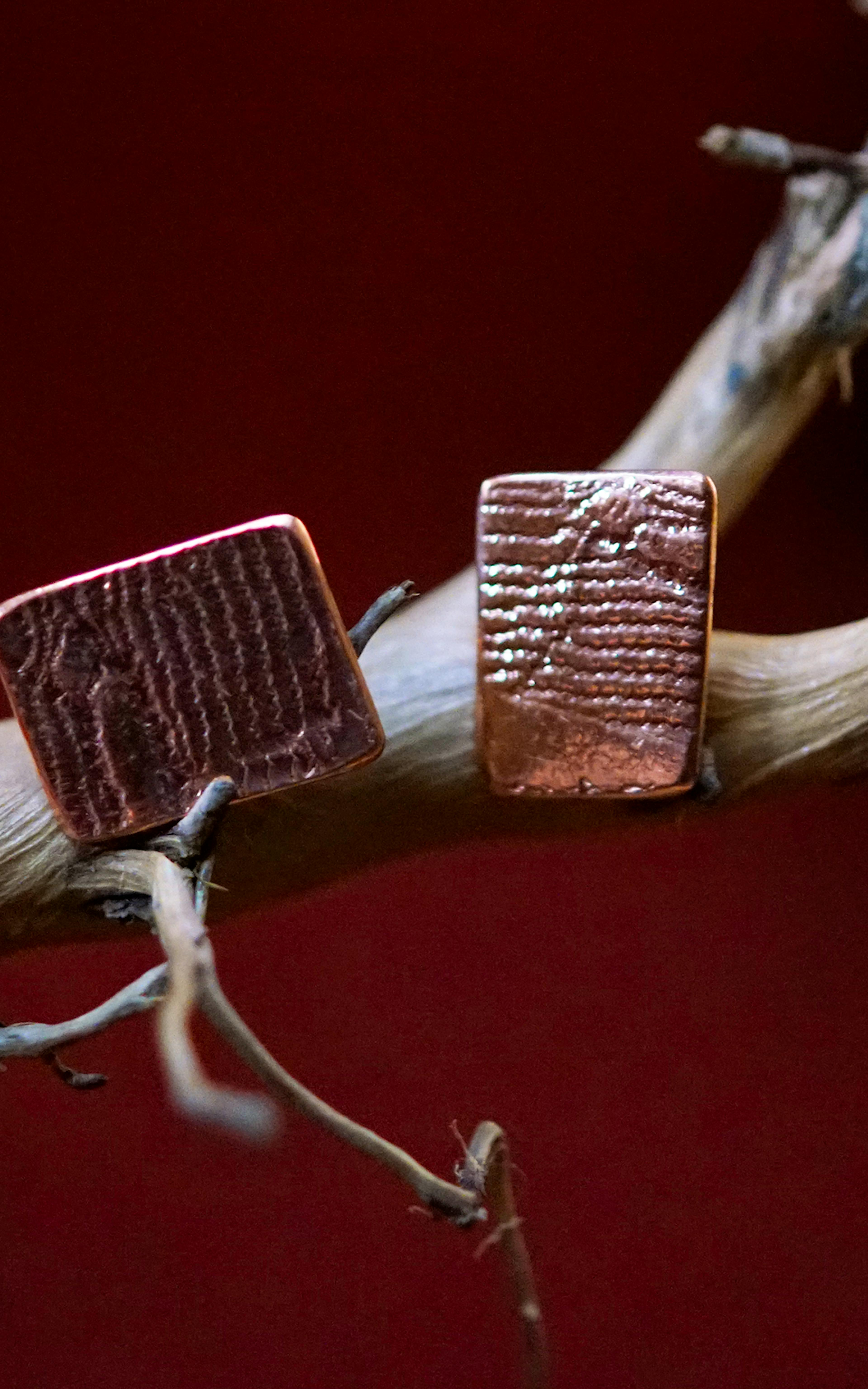 boucles d'oreilles exposées sur une pierre de mica