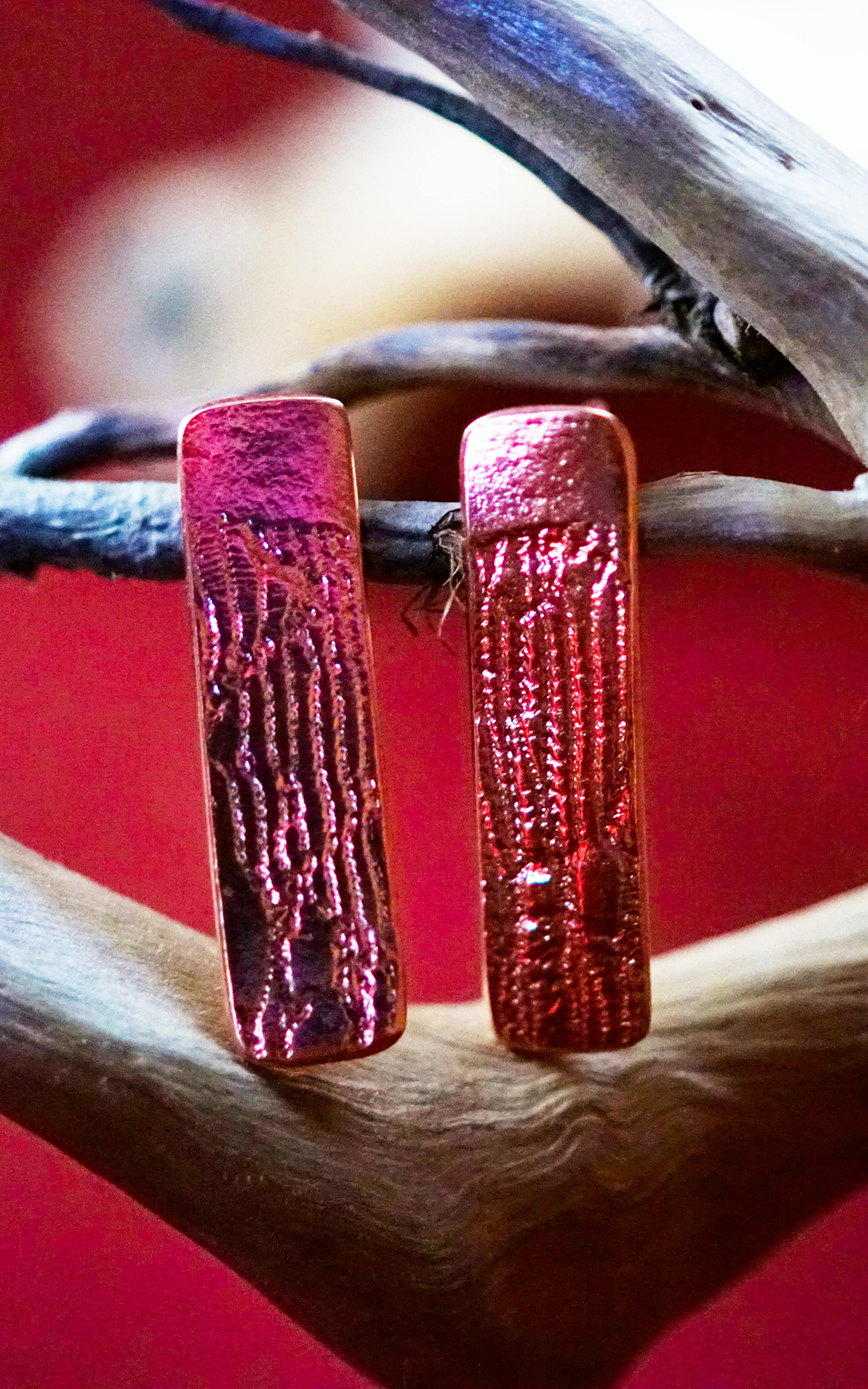 boucles d'oreilles exposées sur une pierre de mica