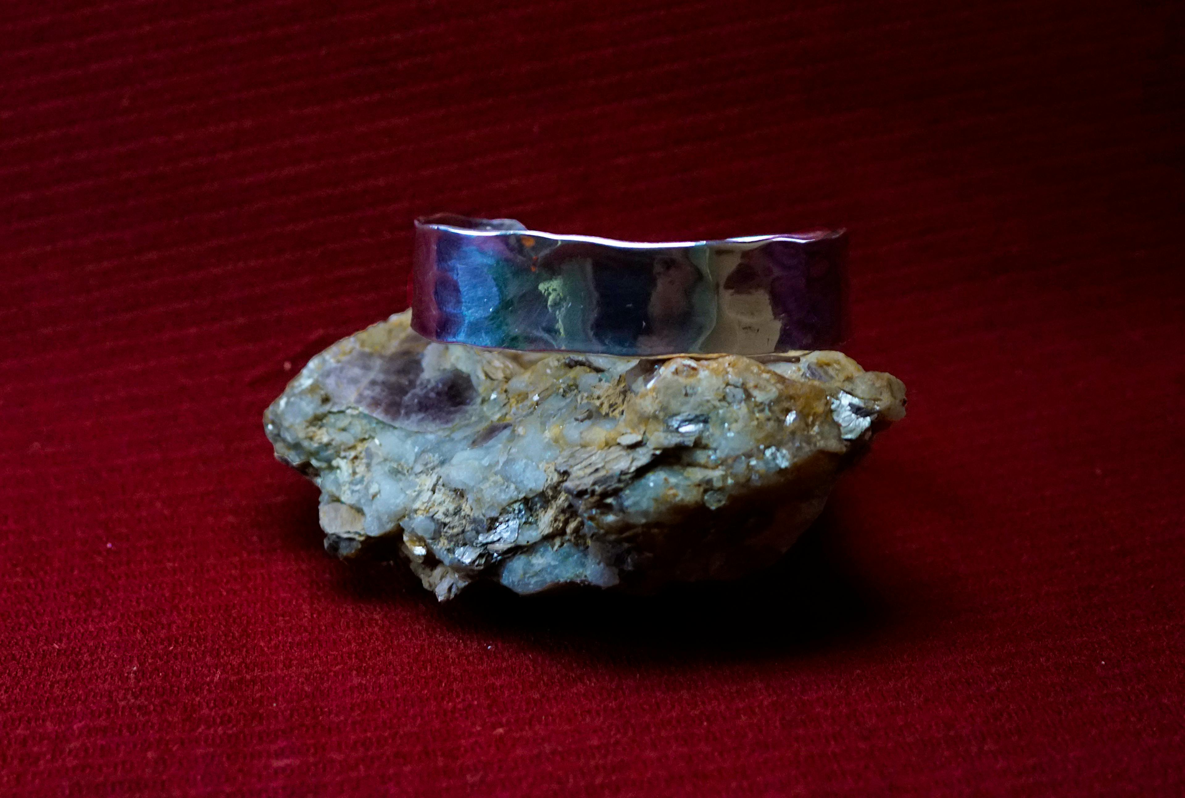 bracelet cuivre et argent posé sur une pierre de mica