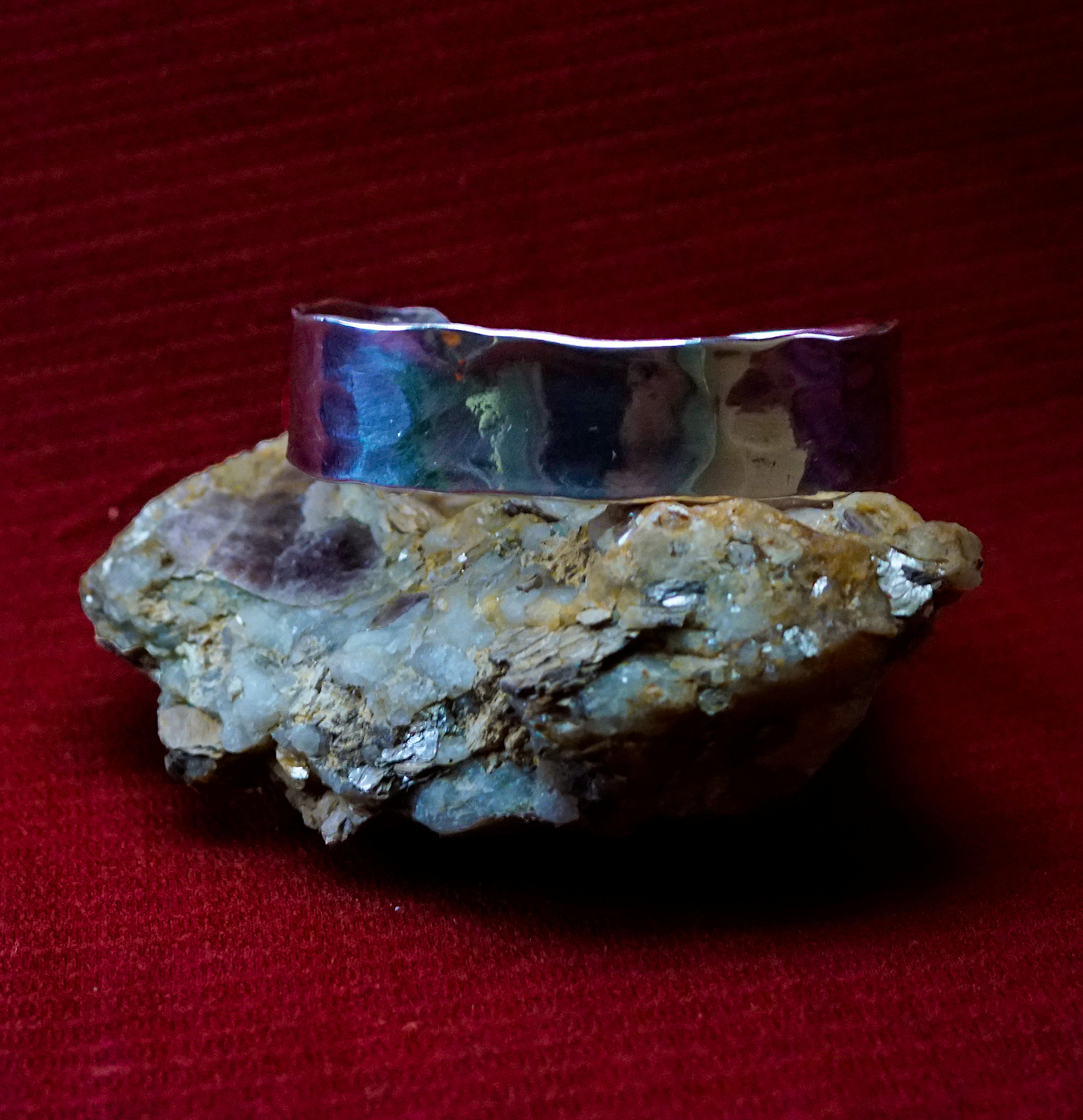 bracelet cuivre et argent posé sur une pierre de mica