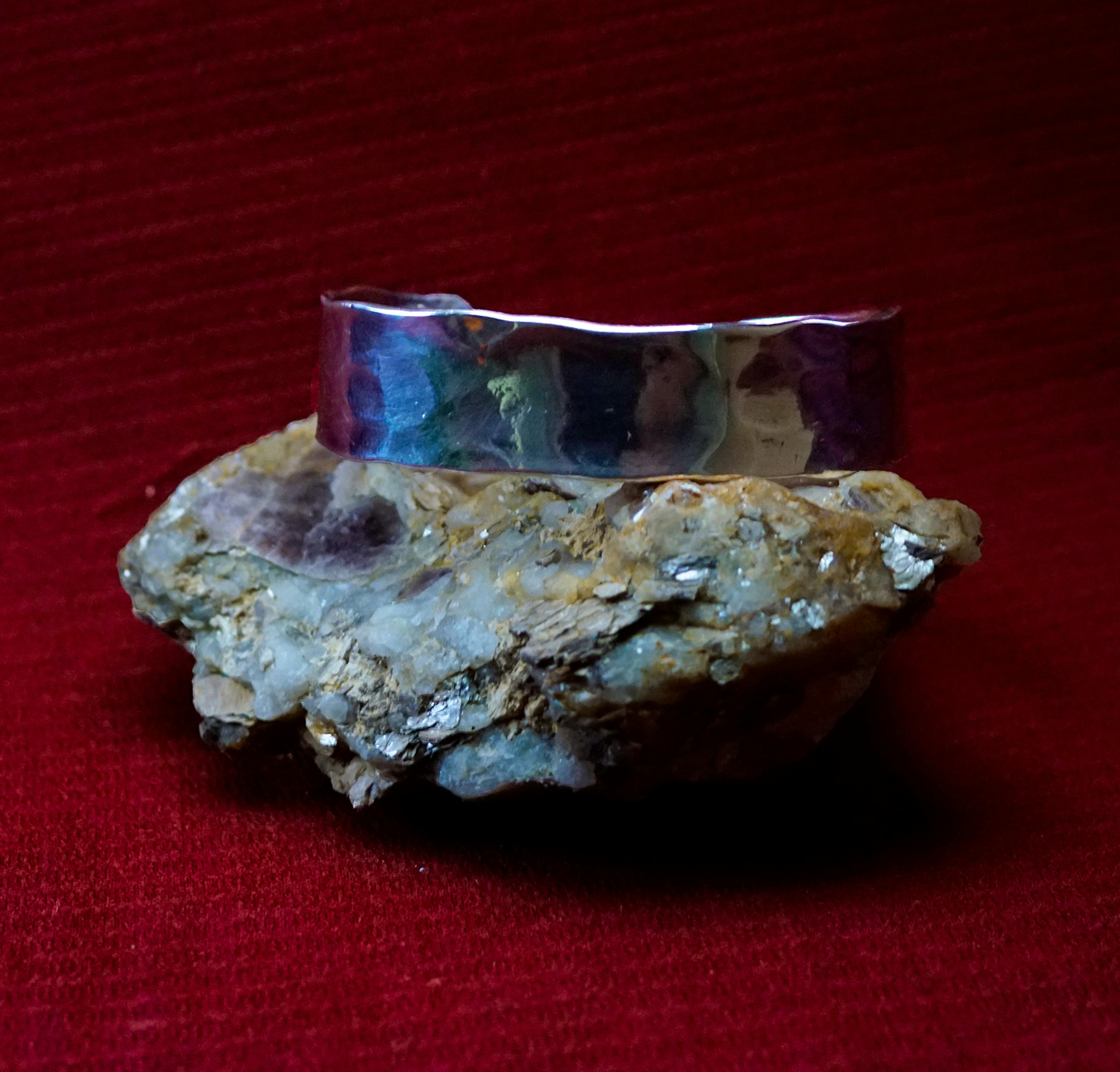 bracelet cuivre et argent posé sur une pierre de mica