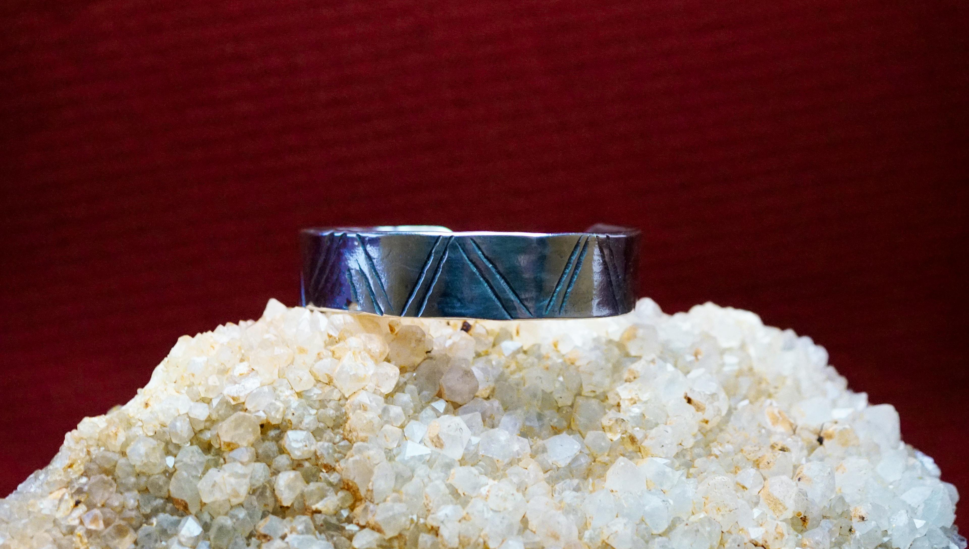 bracelet cuivre et argent posé sur une pierre de mica