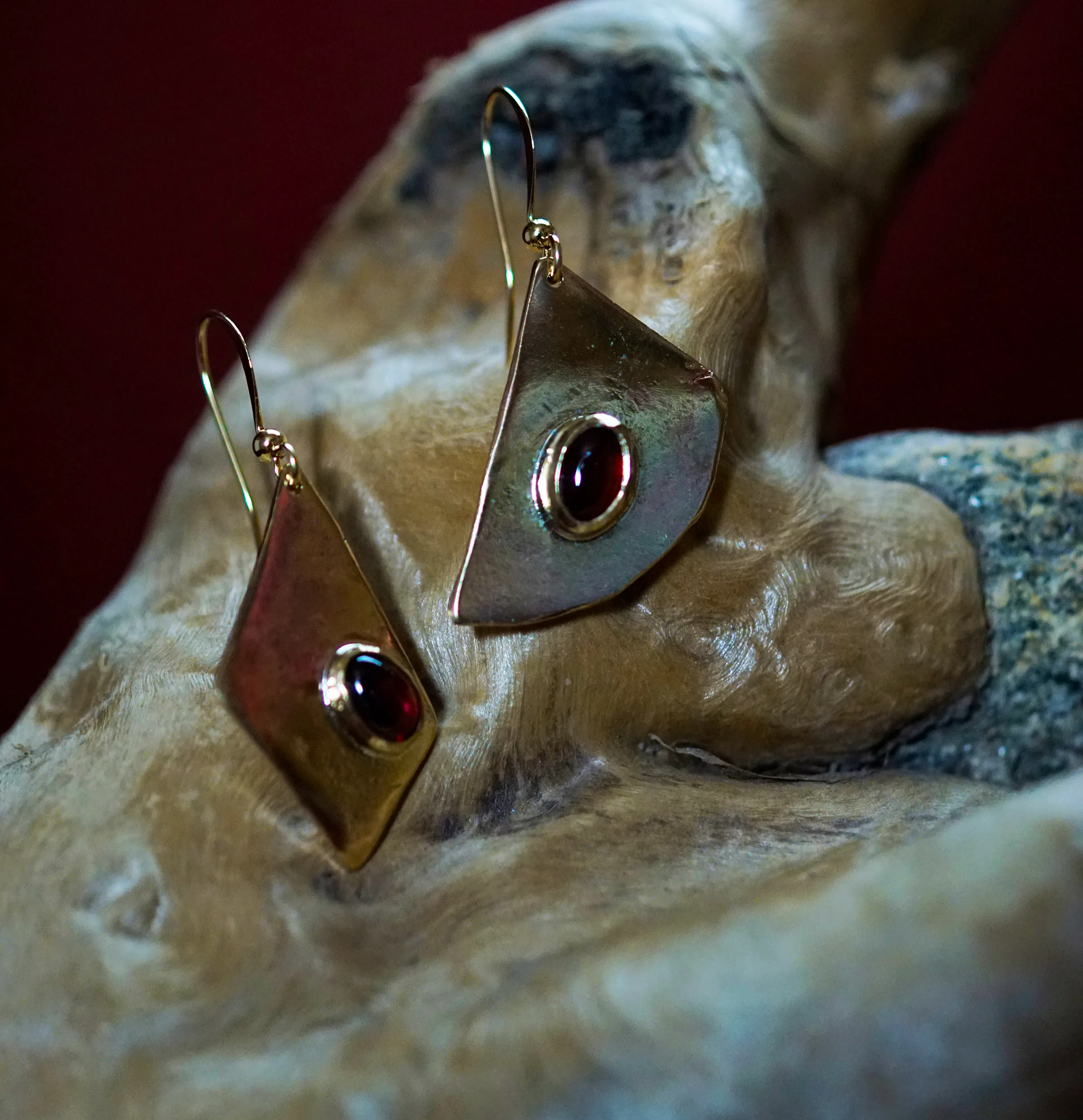 boucles d'oreilles exposées sur une racine