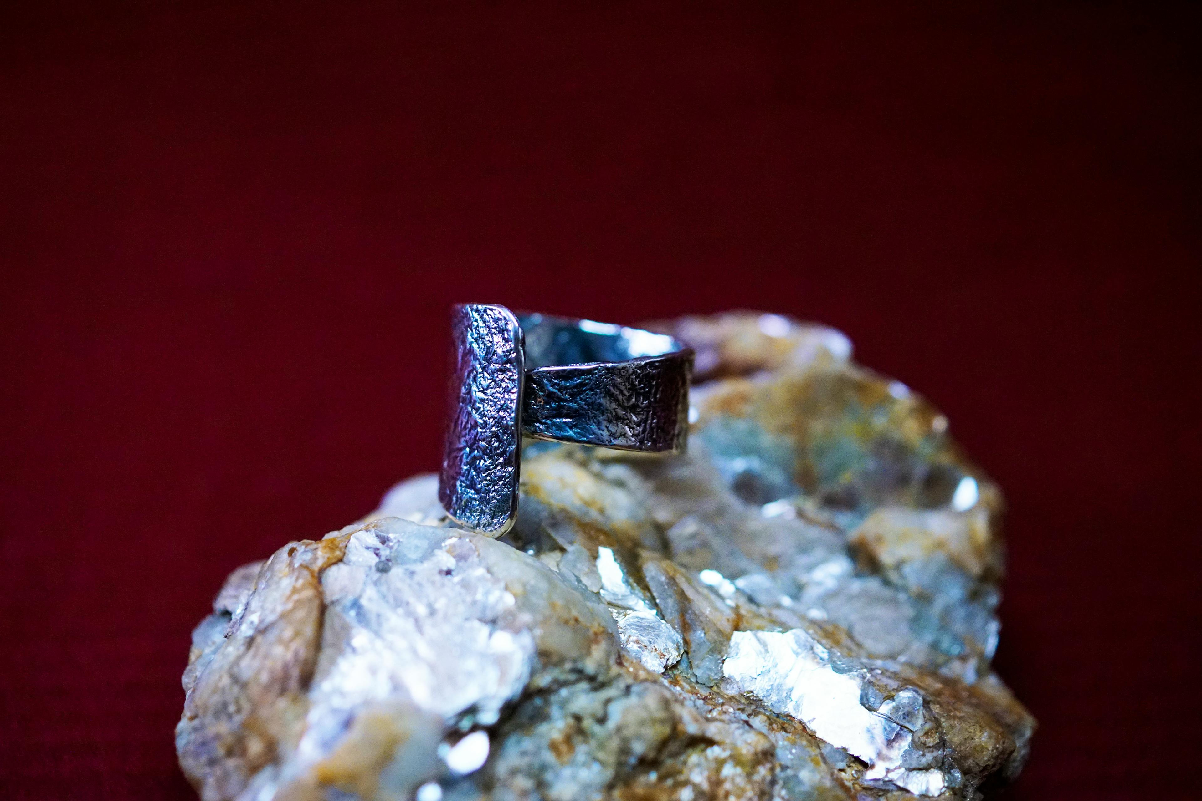 Bague cuivre plaqué argent posé sur une pierre de mica