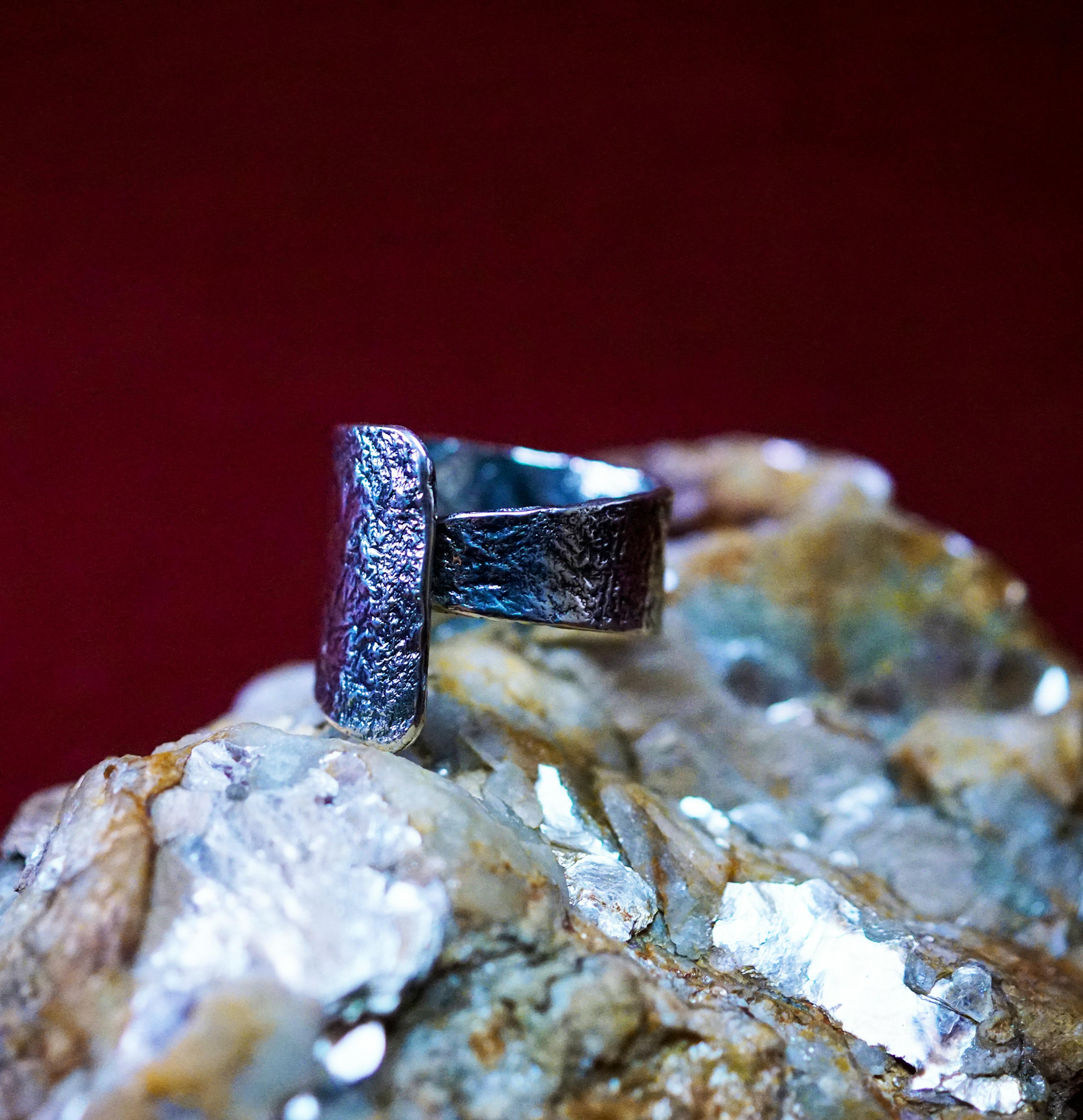 Bague cuivre plaqué argent posé sur une pierre de mica