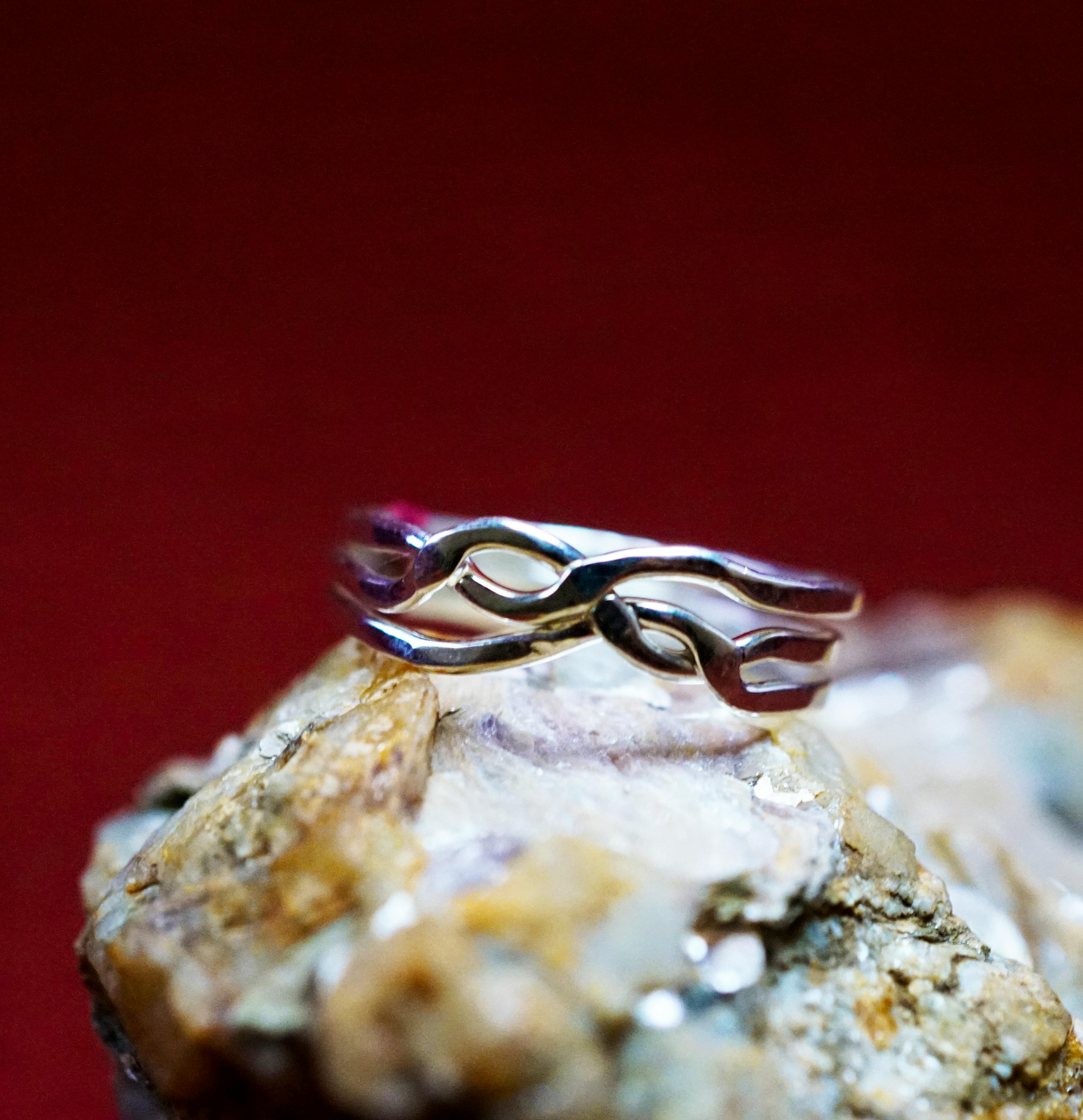 Bague Casse-tête 3 anneaux posé sur une pierre de mica