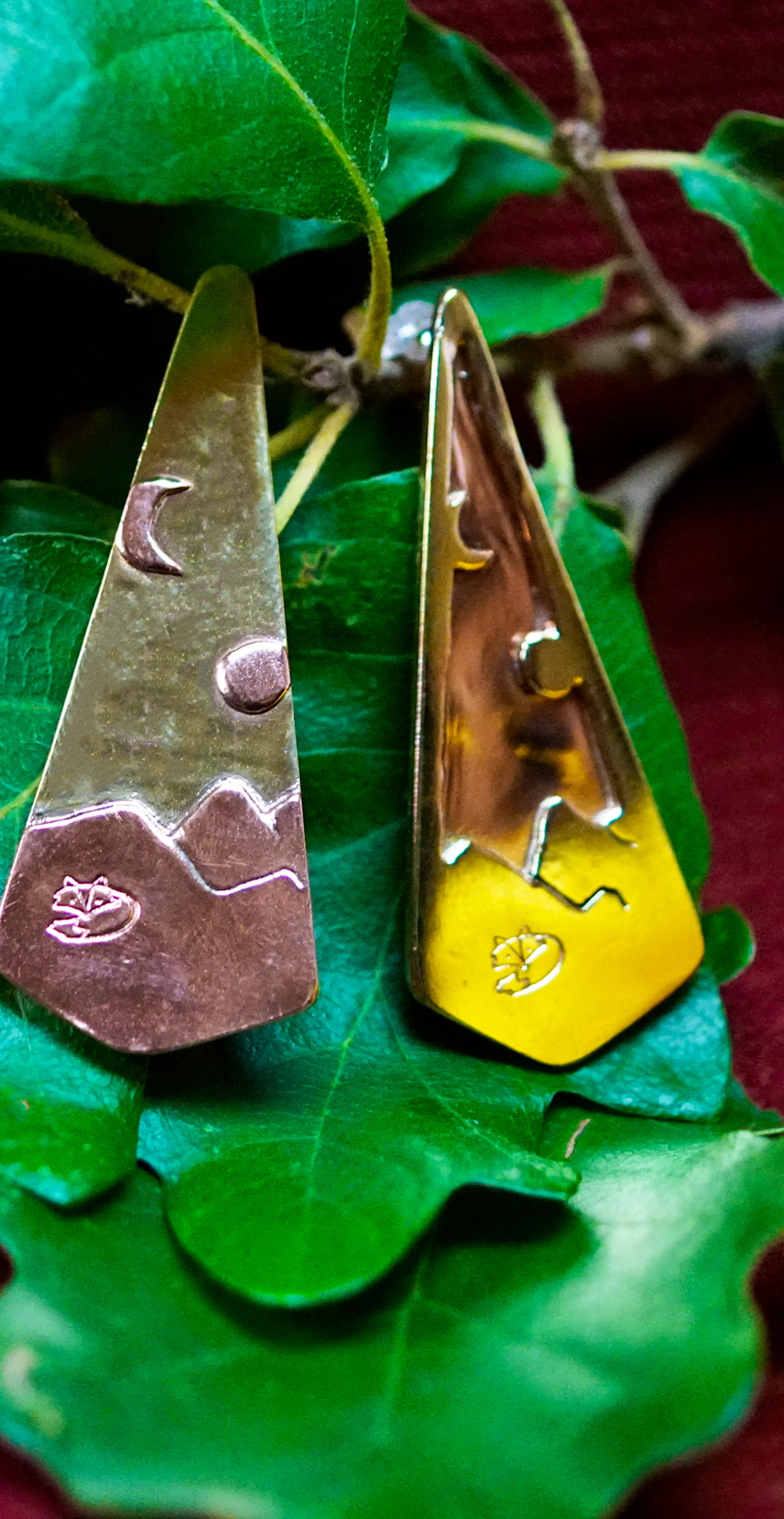 Boucles d'oreilles posé sur une branche de chêne