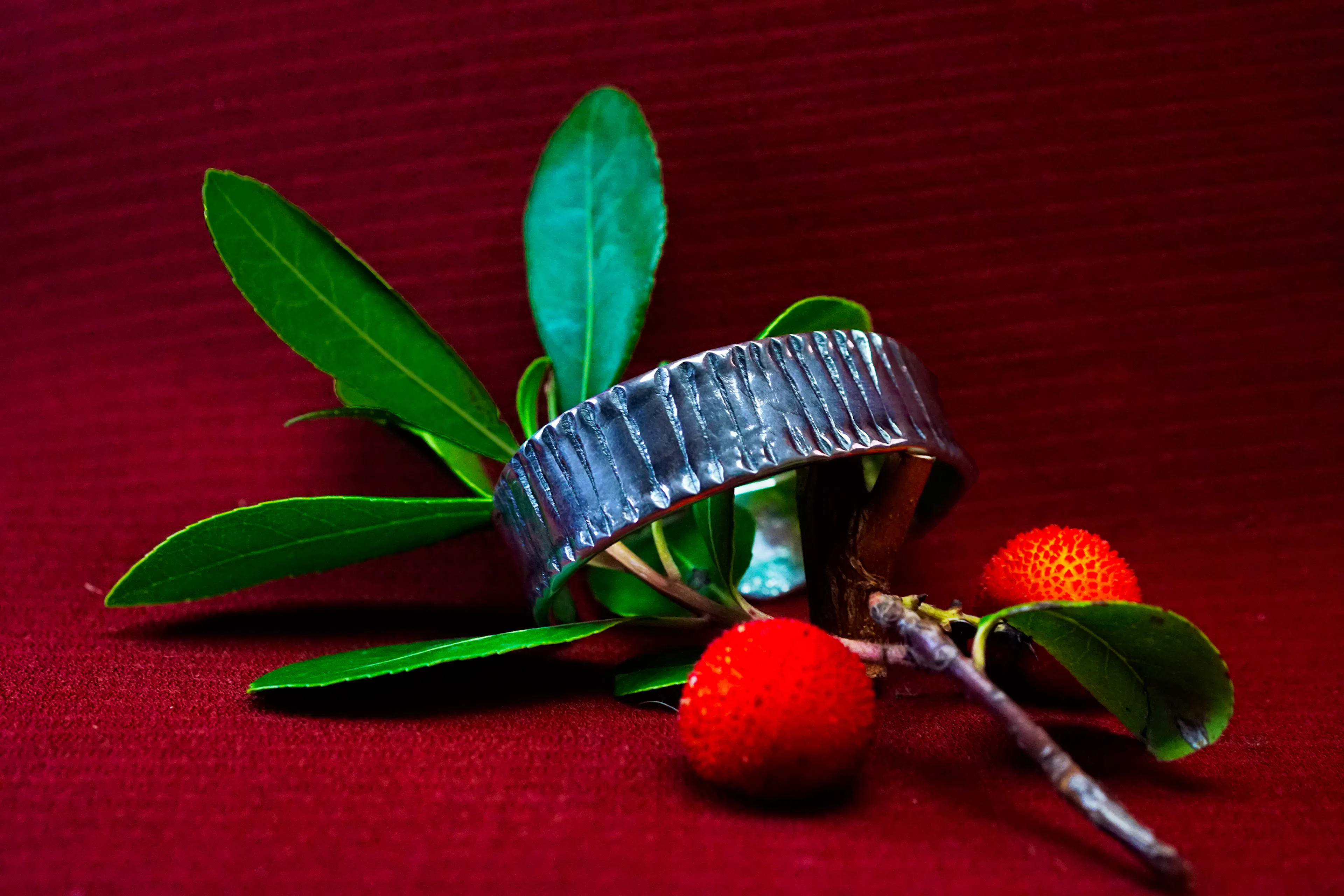 bracelet cuivre et argent posé sur une branche d'arbousié