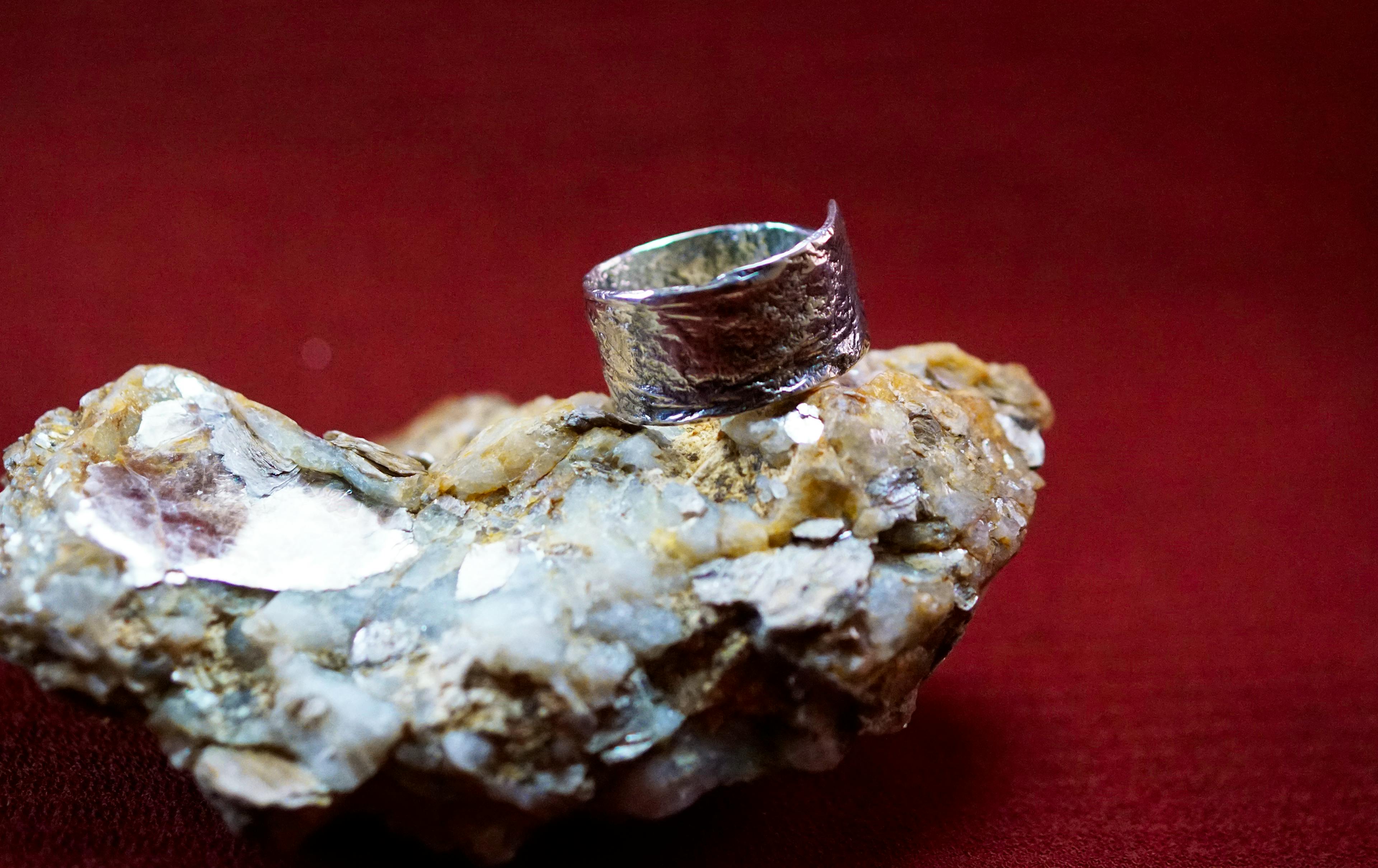 Bague cuivre plaqué argent posé sur une pierre de mica