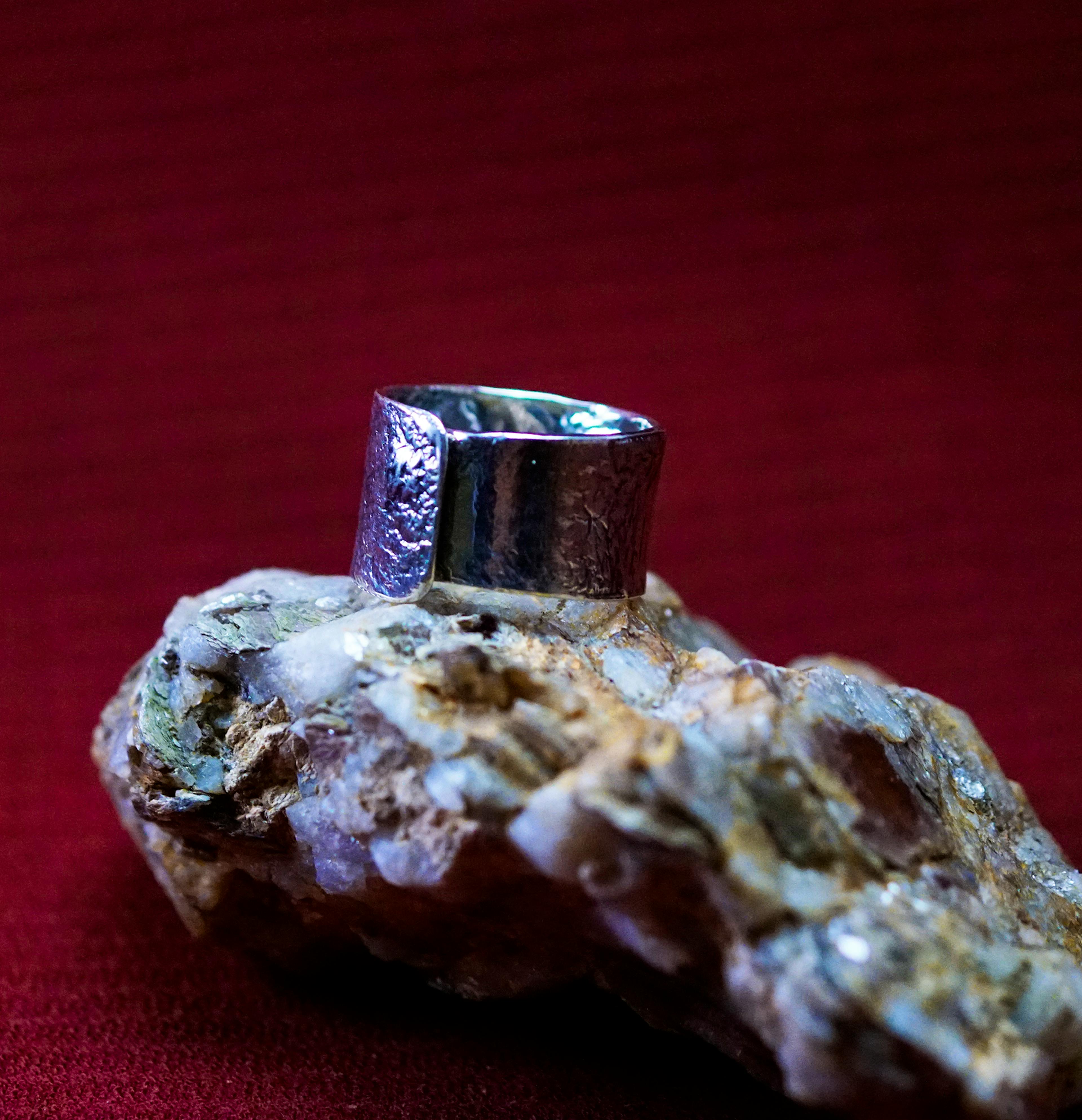 Bague cuivre plaqué argent posé sur une pierre de mica