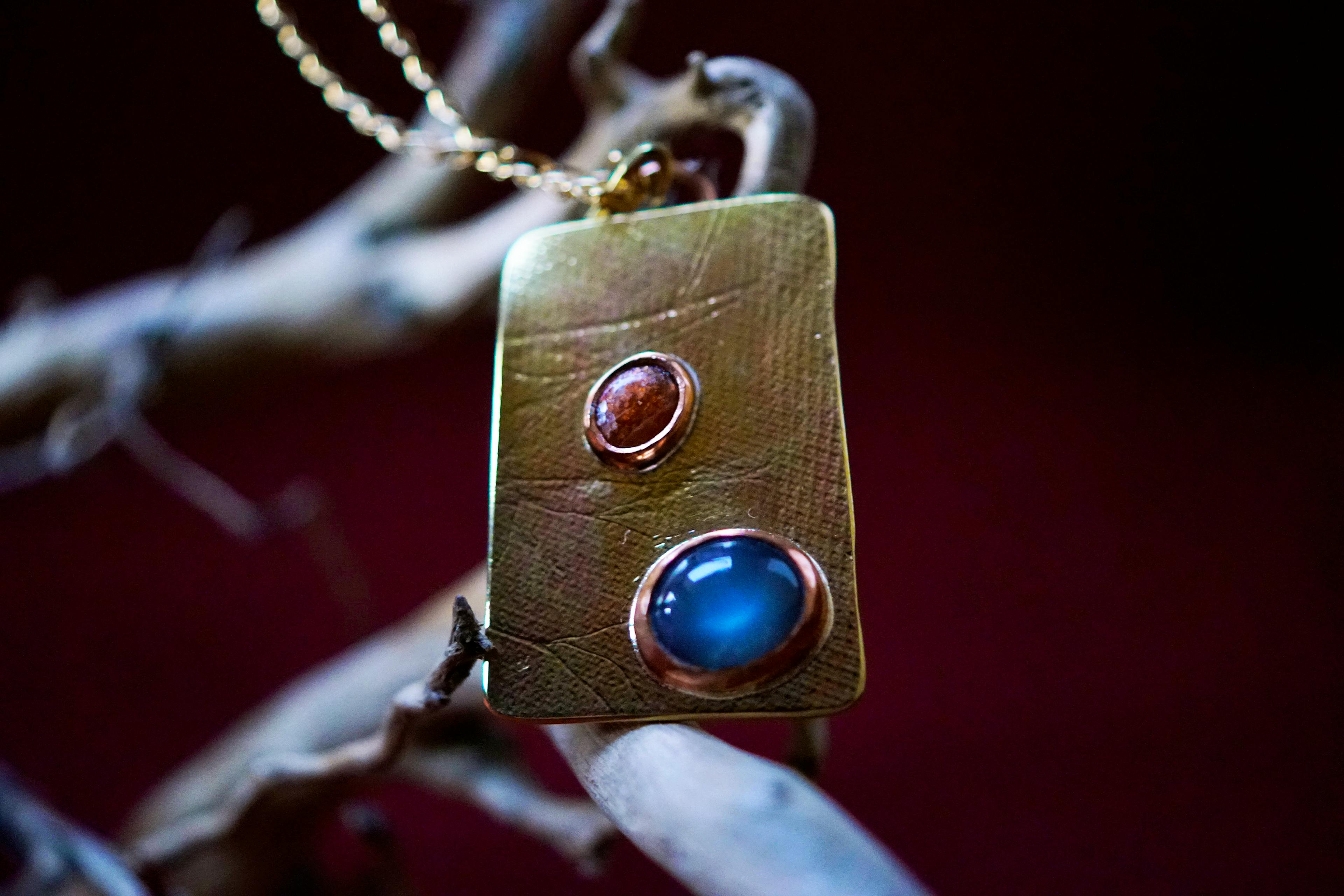 Pendentif exposé sur une racine