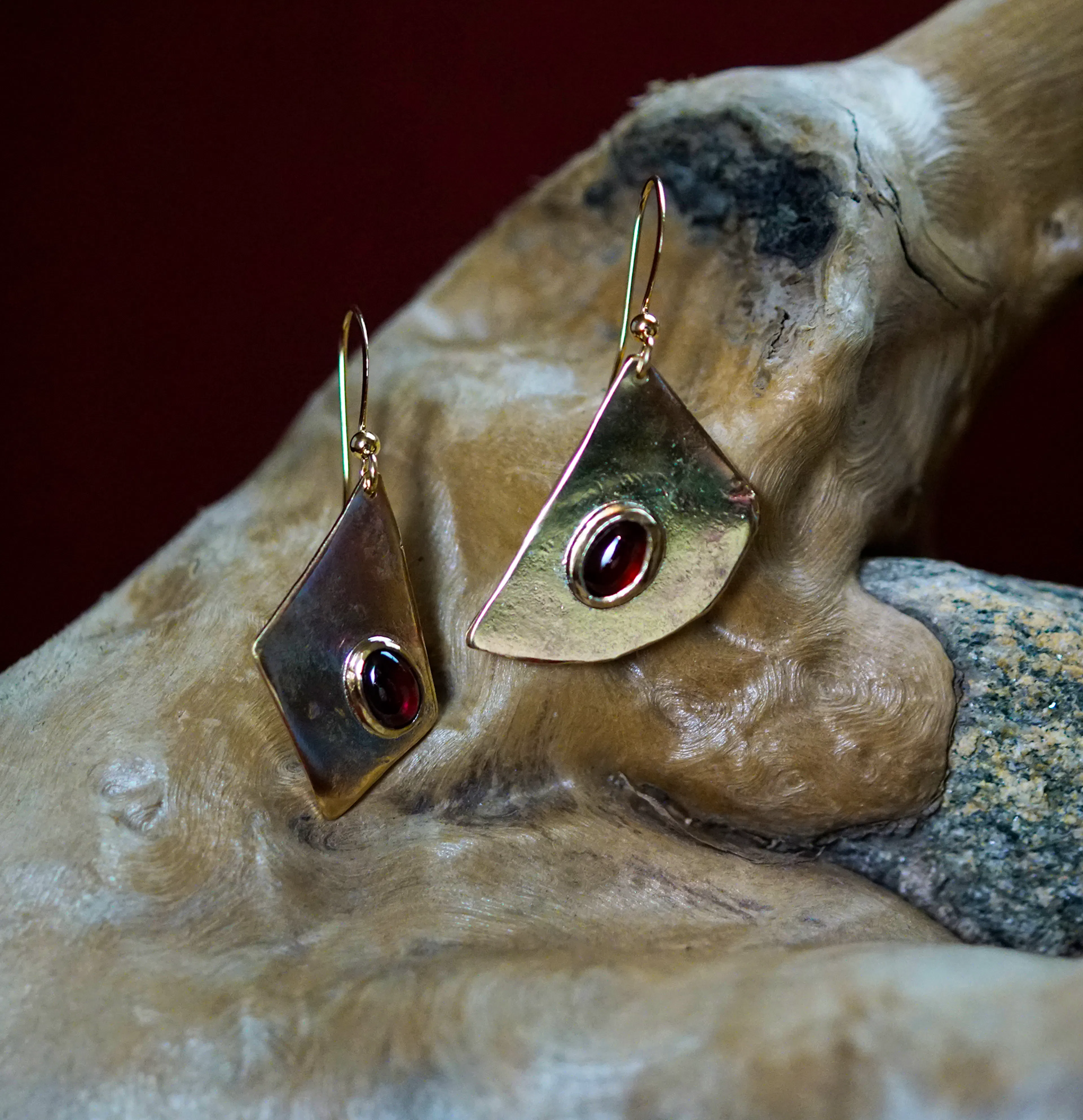 boucles d'oreilles exposées sur une racine