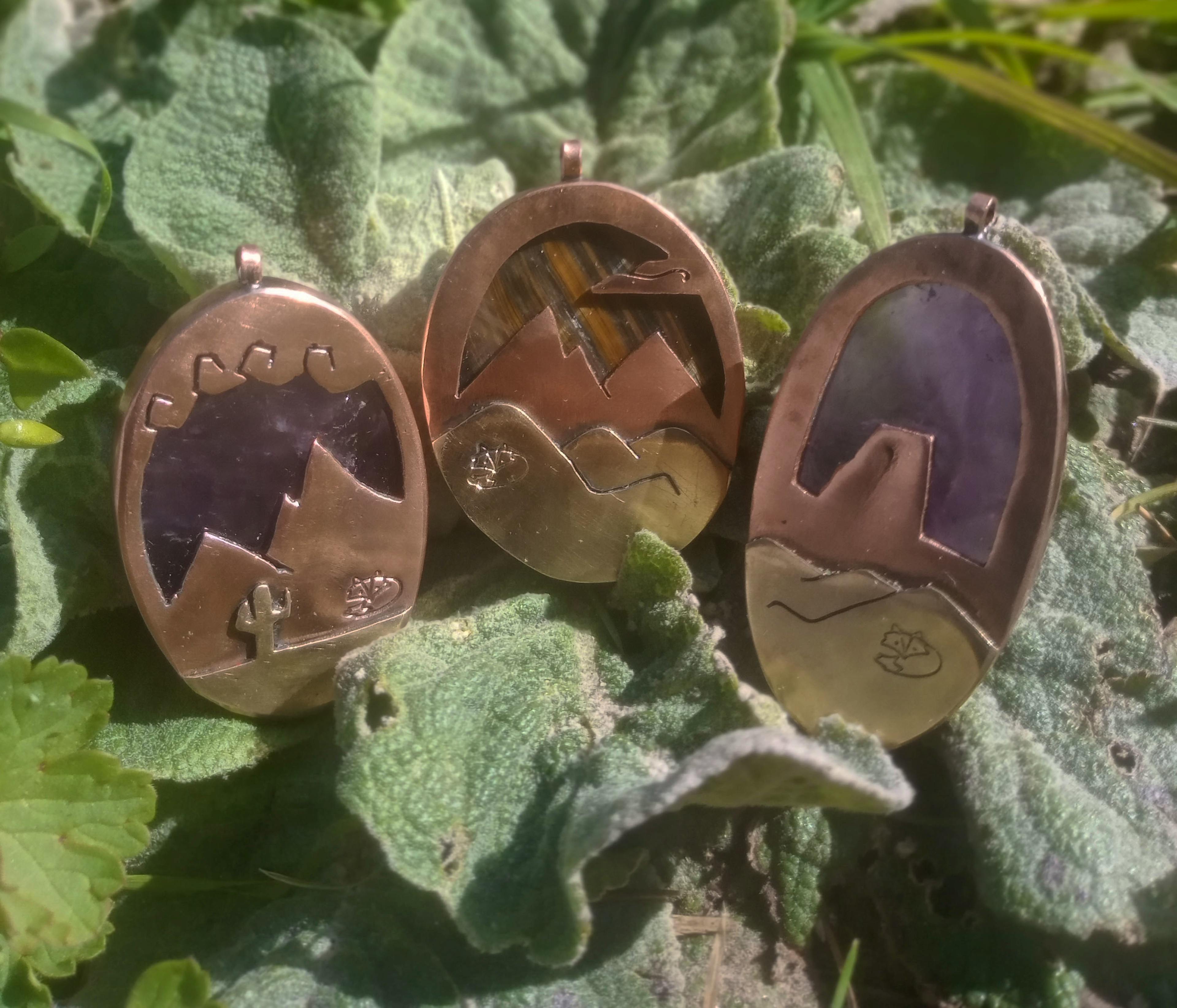 pendentifs petit paysages posés sur plante