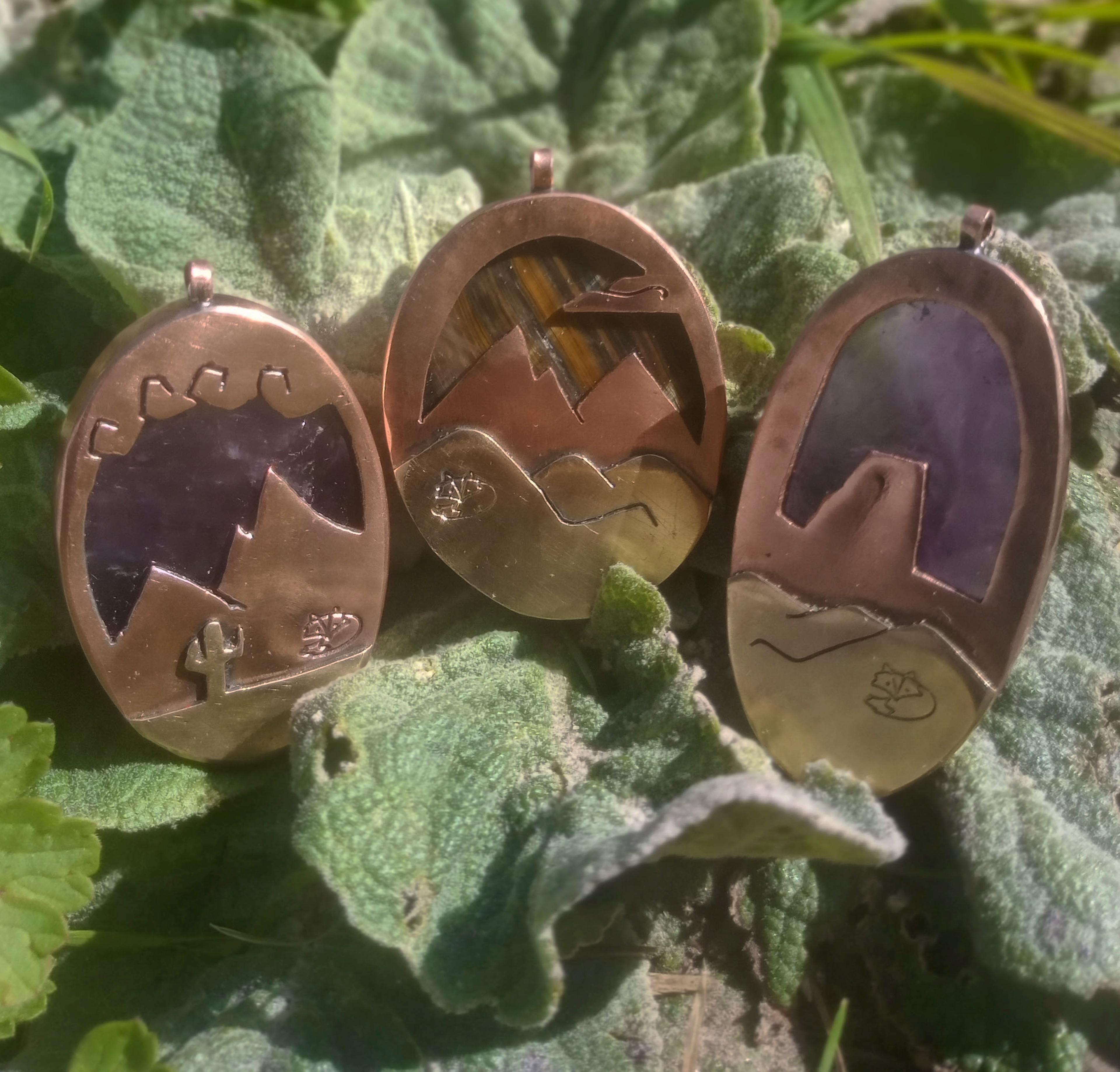 pendentifs petit paysages posés sur plante