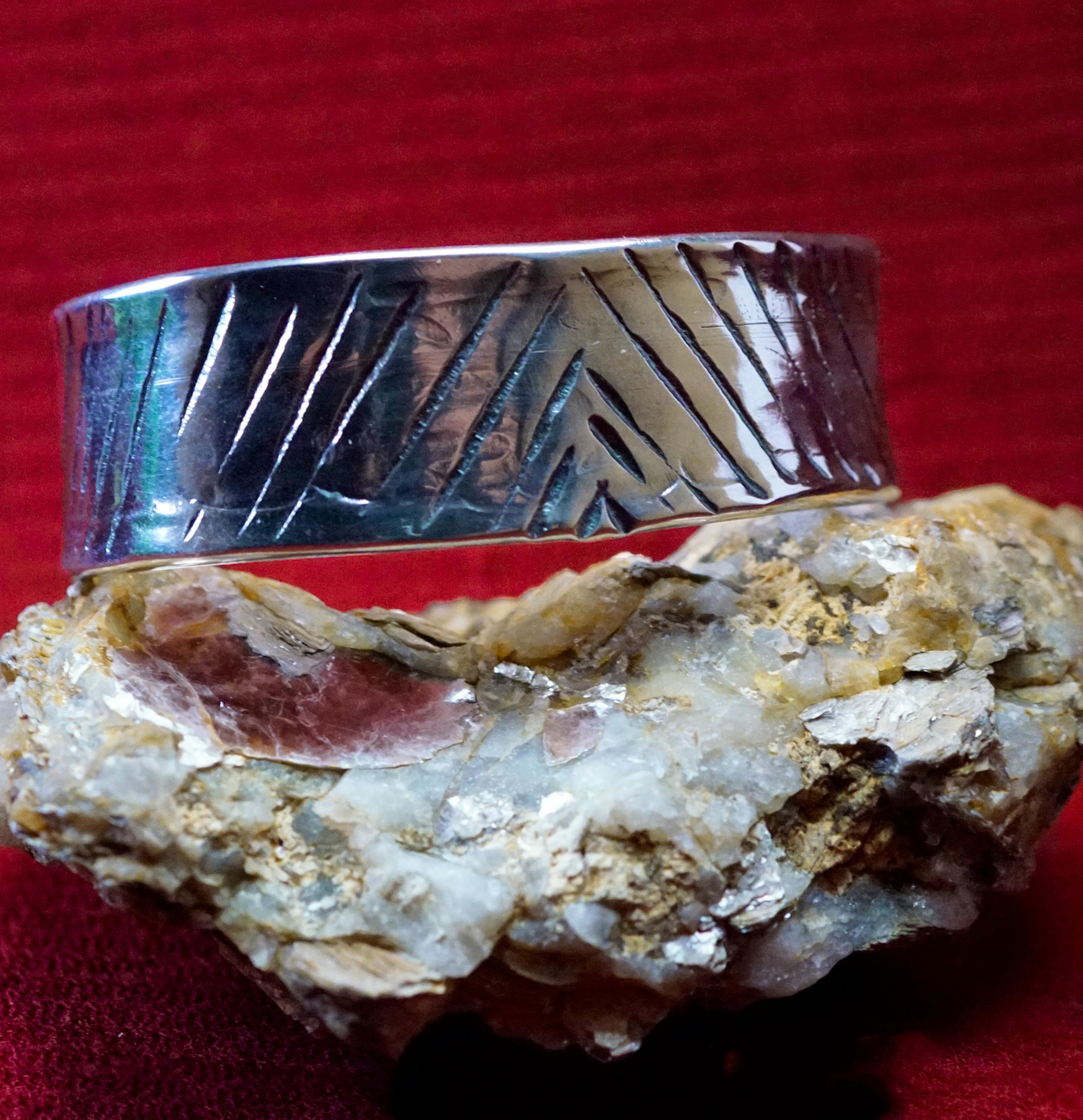 bracelet cuivre et argent posé sur une pierre de mica