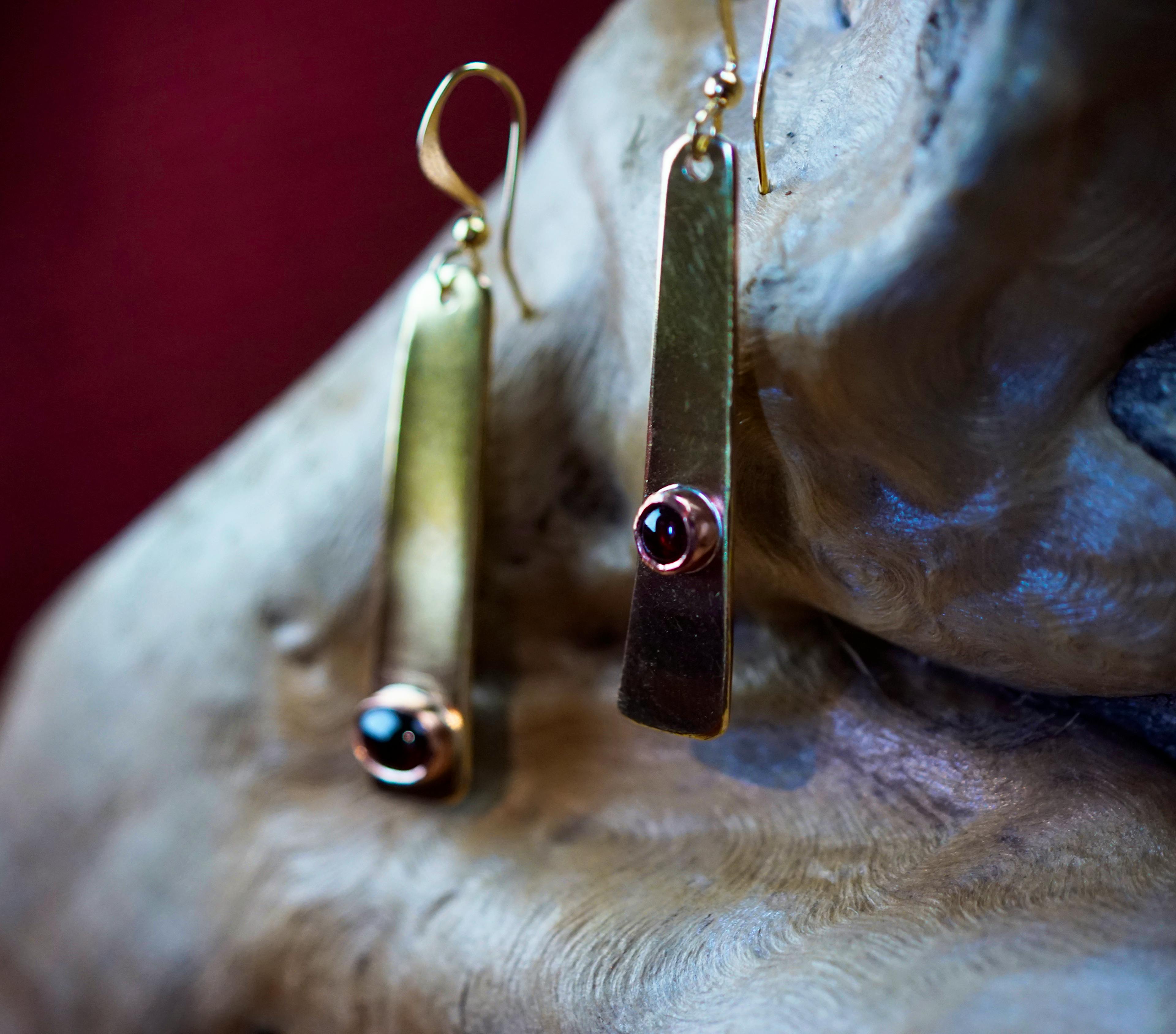 boucles d'oreilles exposées sur une racine