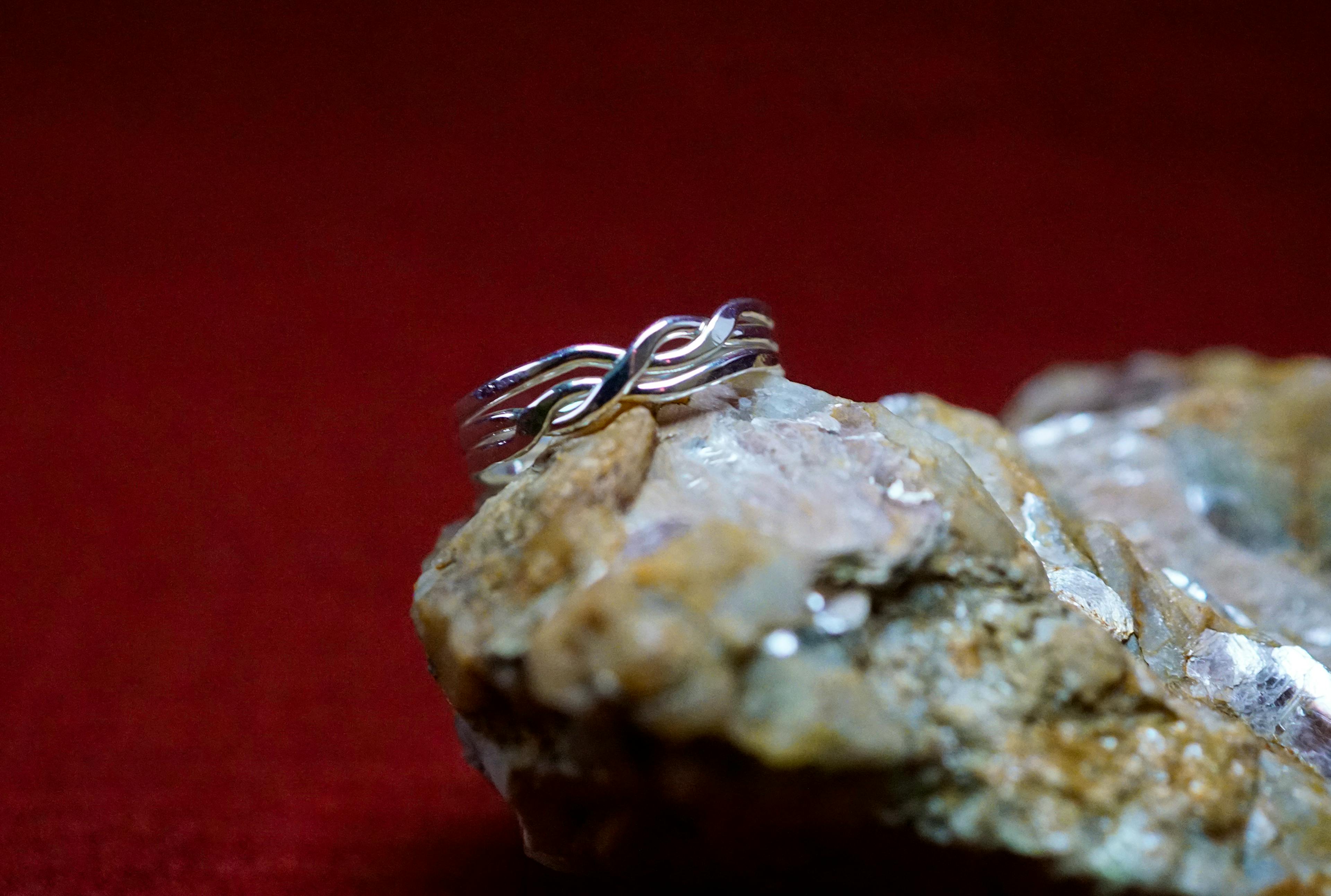 Bague Casse-tête 3 anneaux posé sur une pierre de mica