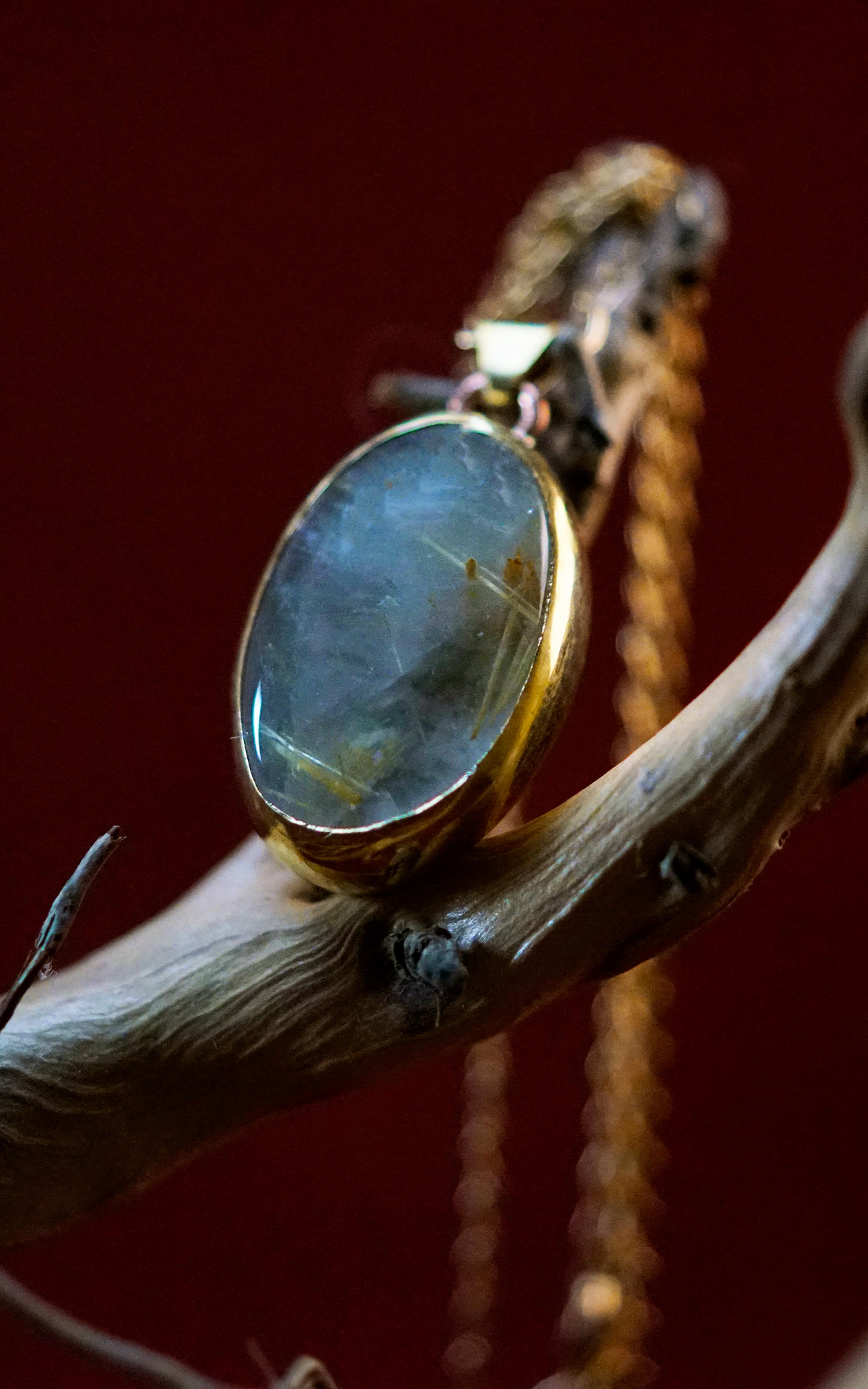 Pendentif exposé sur une racine