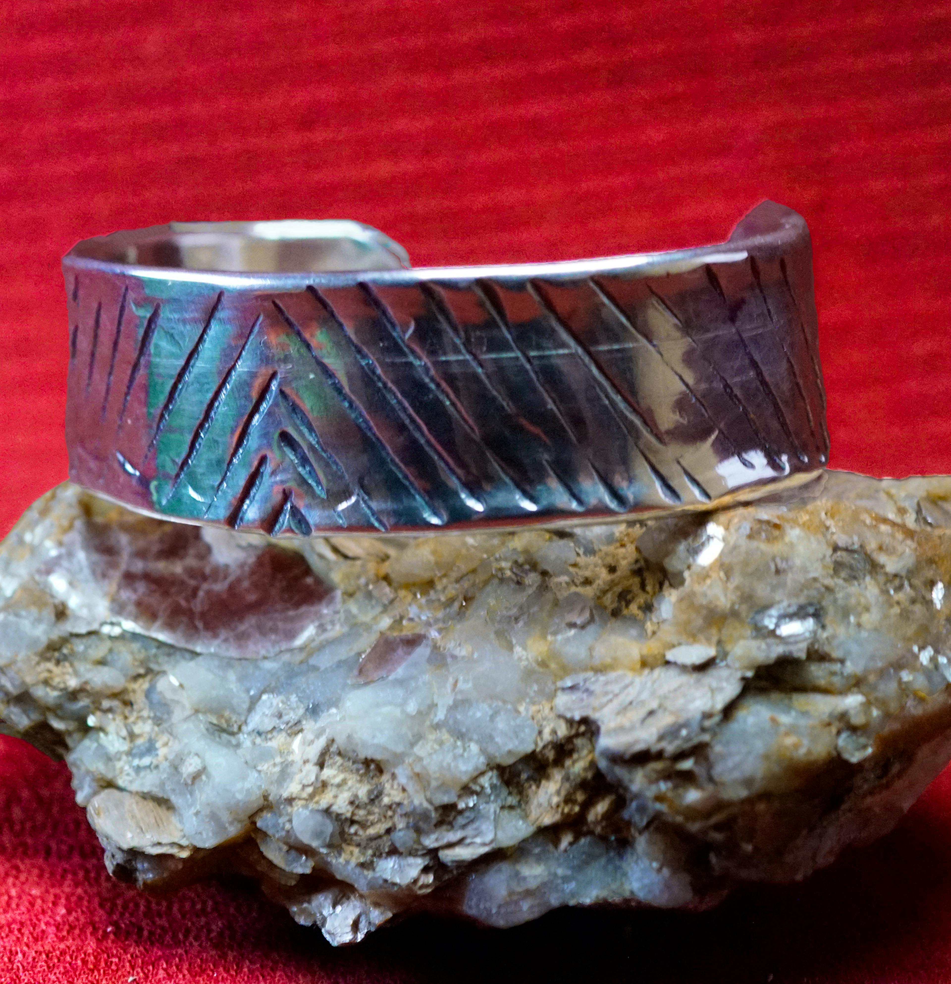 bracelet cuivre et argent posé sur une pierre de mica